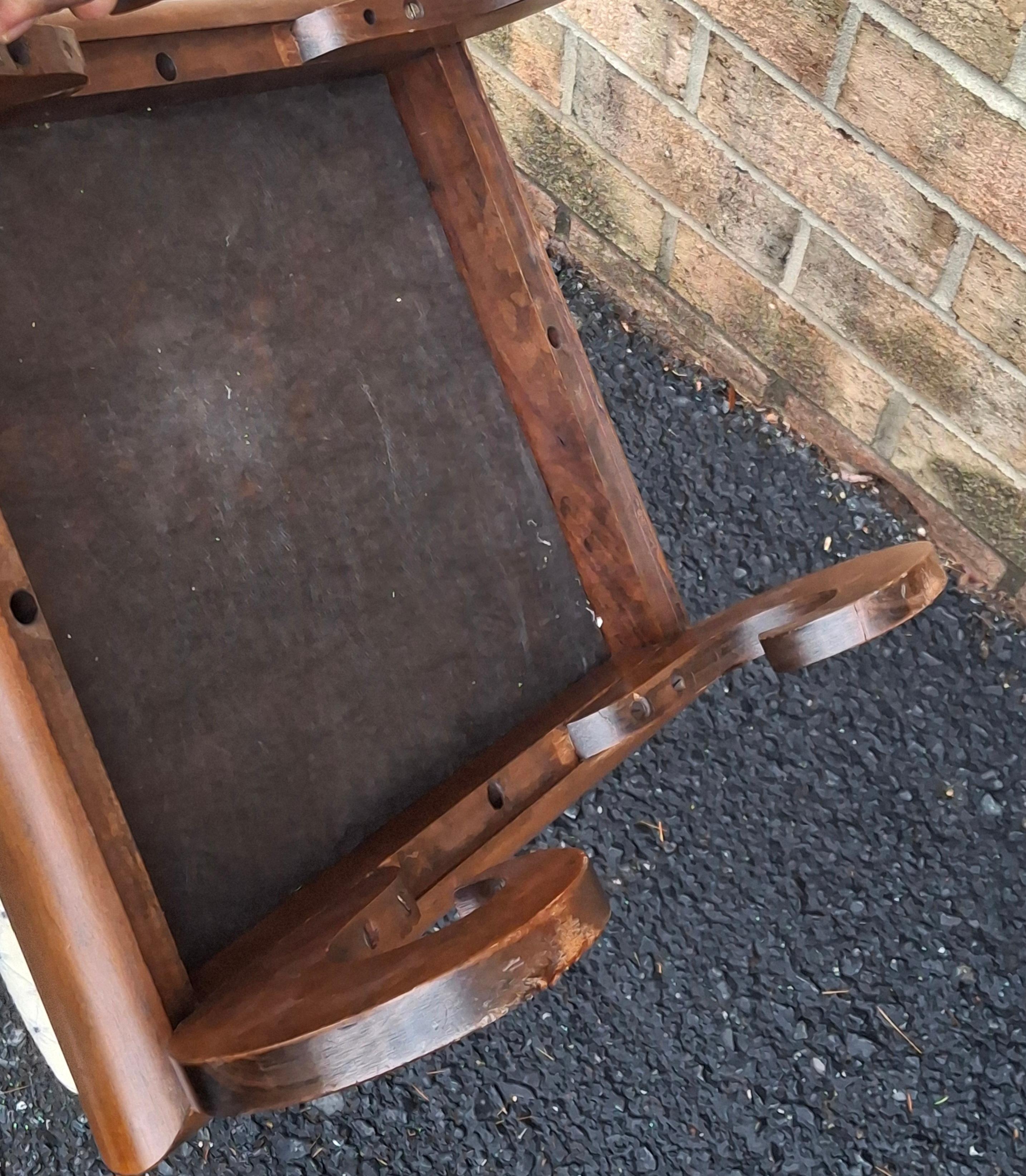 Tissu d'ameublement Tabouret du début du 20e siècle en noyer et tapissé, pieds à volutes en vente