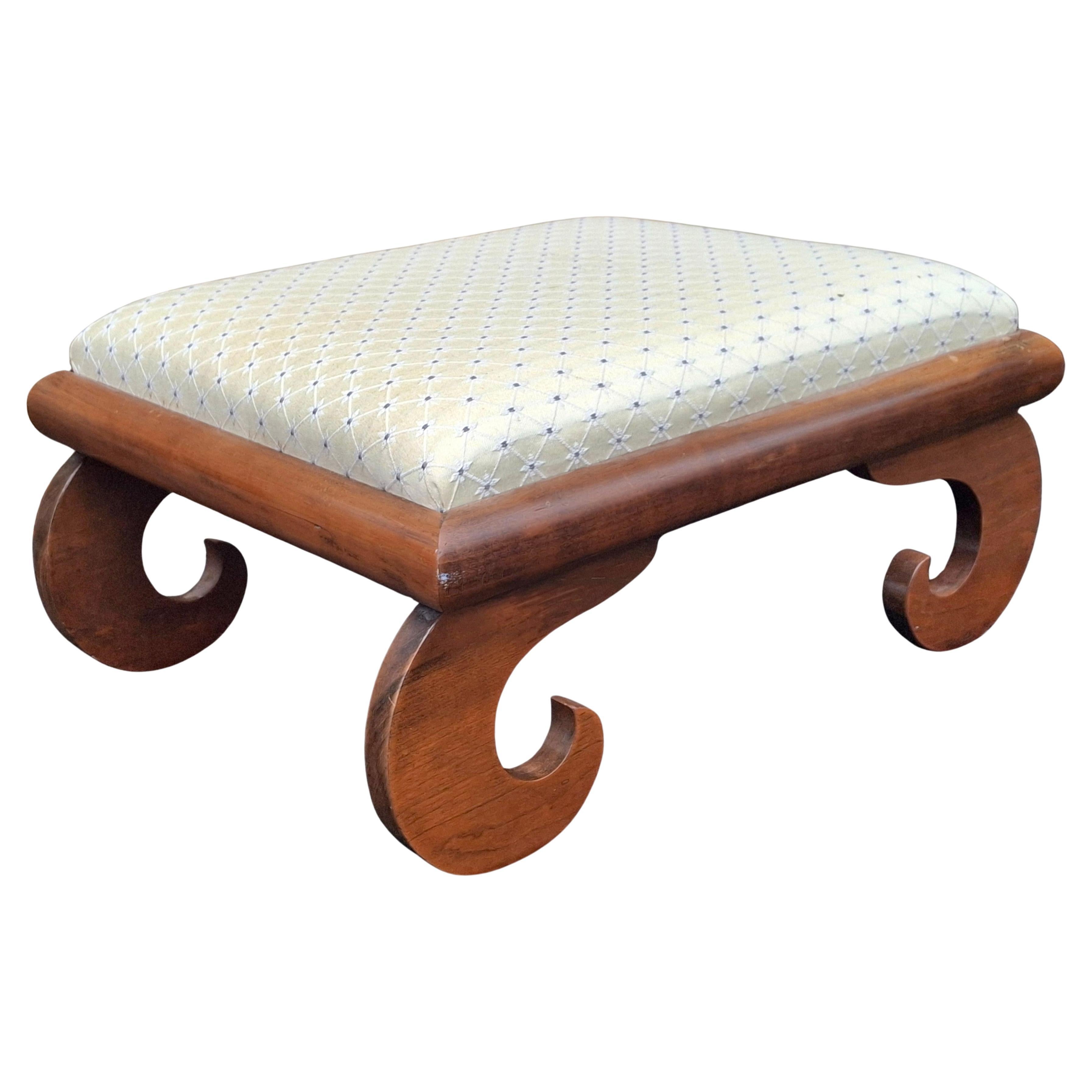 Pouf con gambe a chiocciola imbottito e in legno di noce dei primi del Novecento