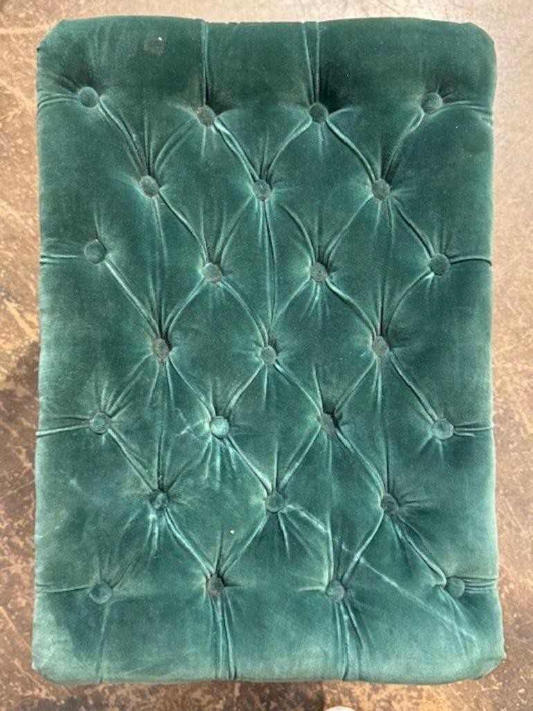 English Early 20th Century Walnut Bench with Tufted Upholstery For Sale