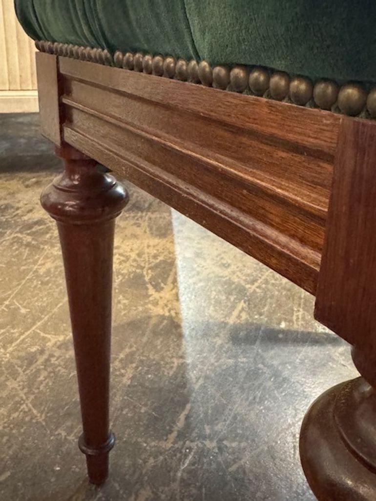 Early 20th Century Walnut Bench with Tufted Upholstery For Sale 1