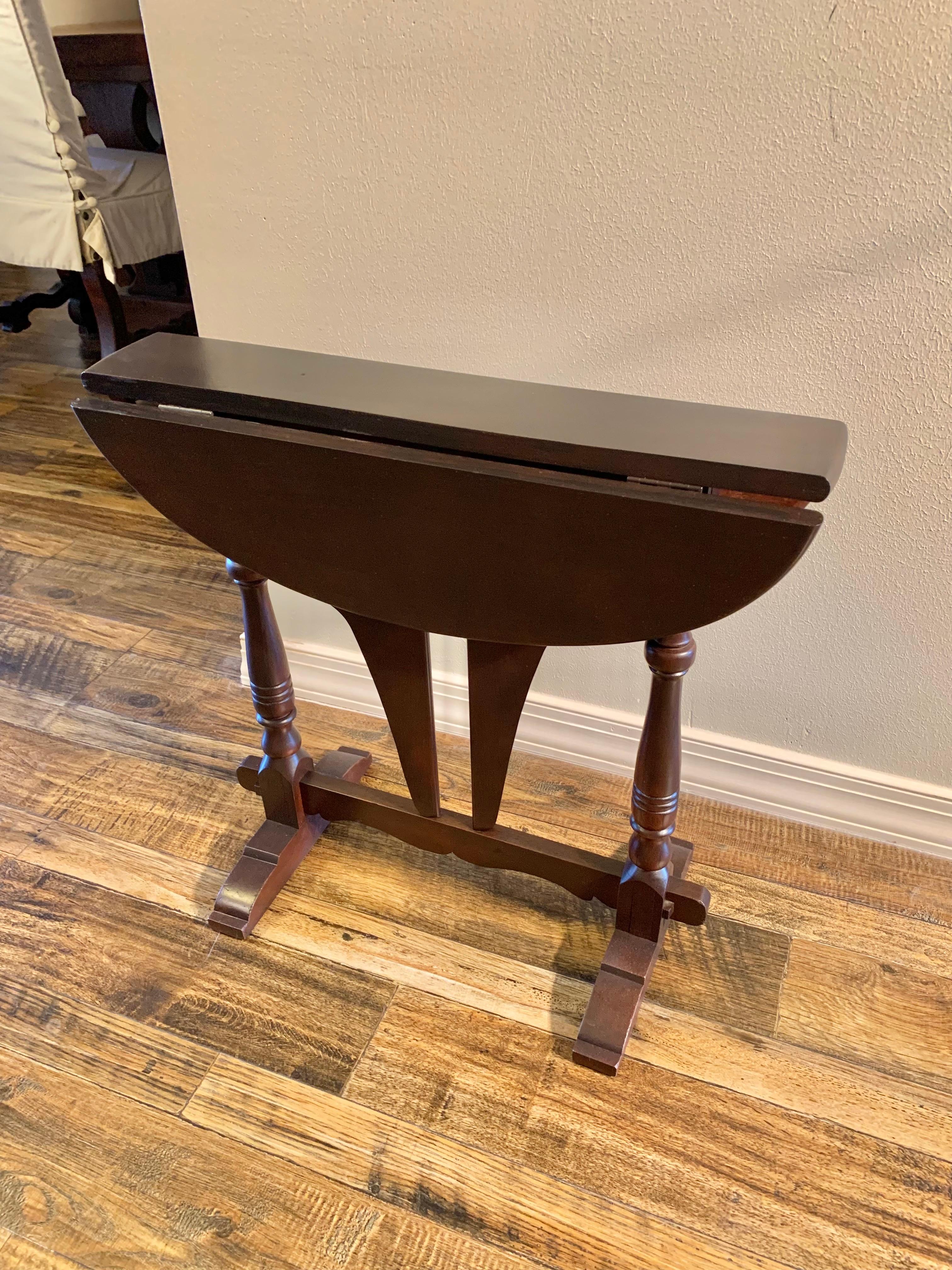 Early 20th Century Walnut Butterfly Drop Leaf Trestle Side Table In Good Condition In Burton, TX