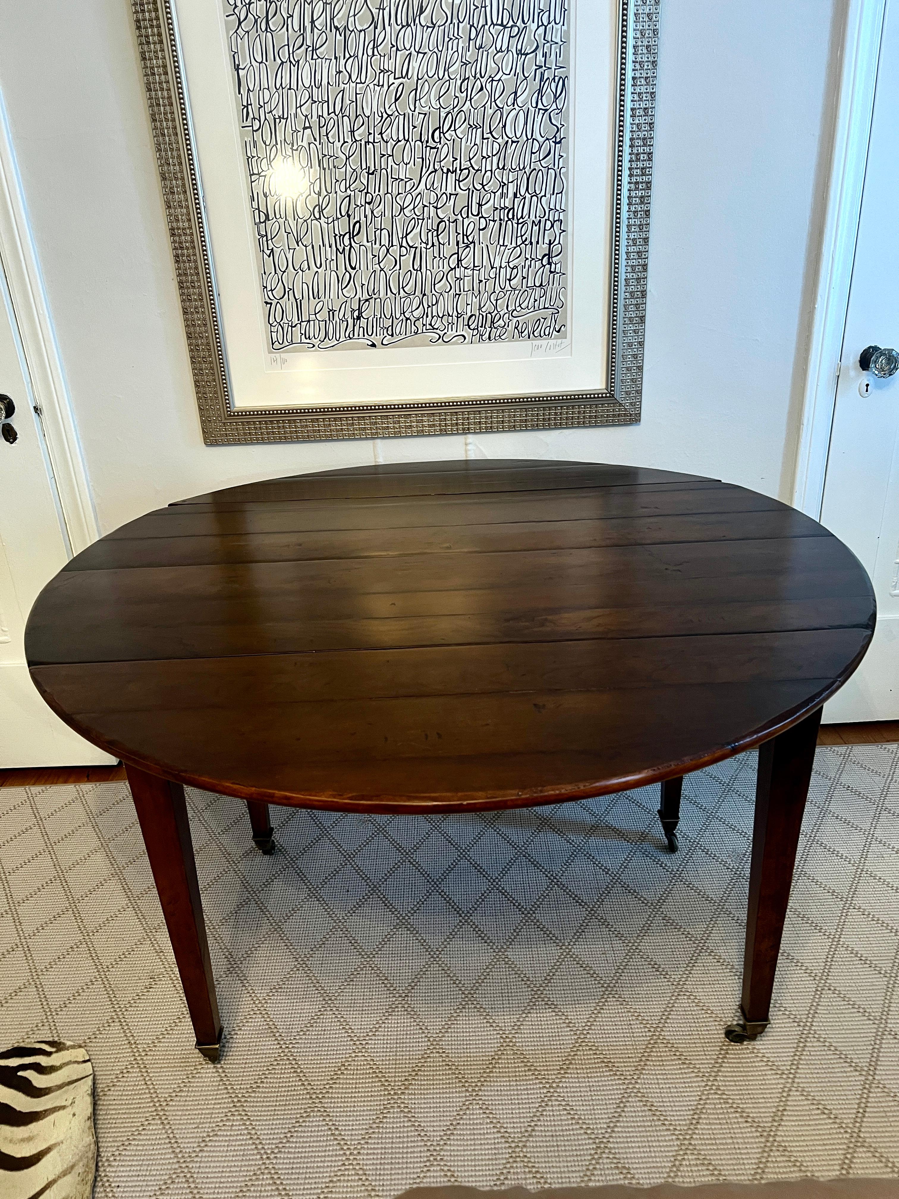 Table Directoire du début du 20ème siècle en noyer avec sabots en laiton Bon état - En vente à Los Angeles, CA