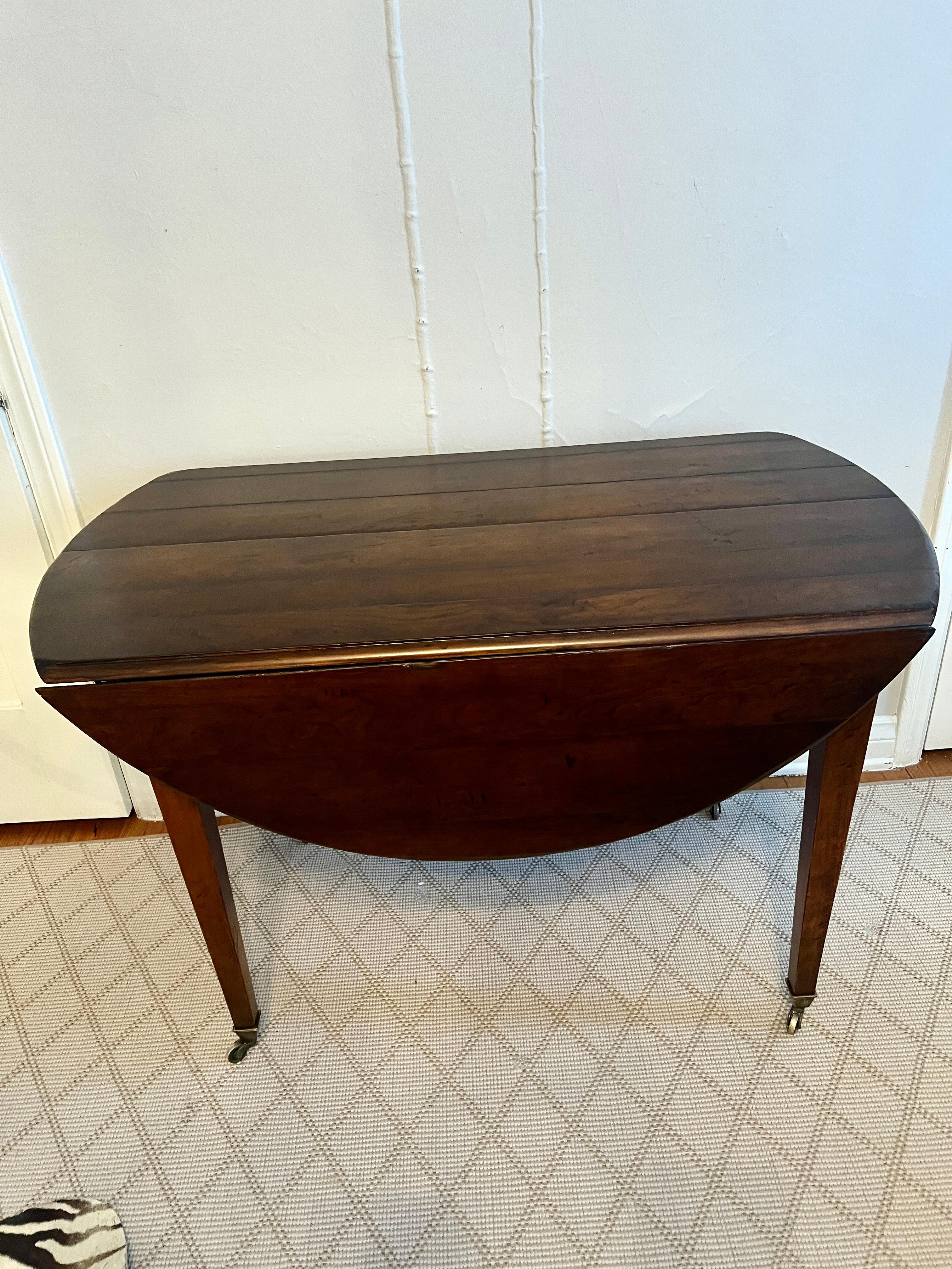20ième siècle Table Directoire du début du 20ème siècle en noyer avec sabots en laiton en vente