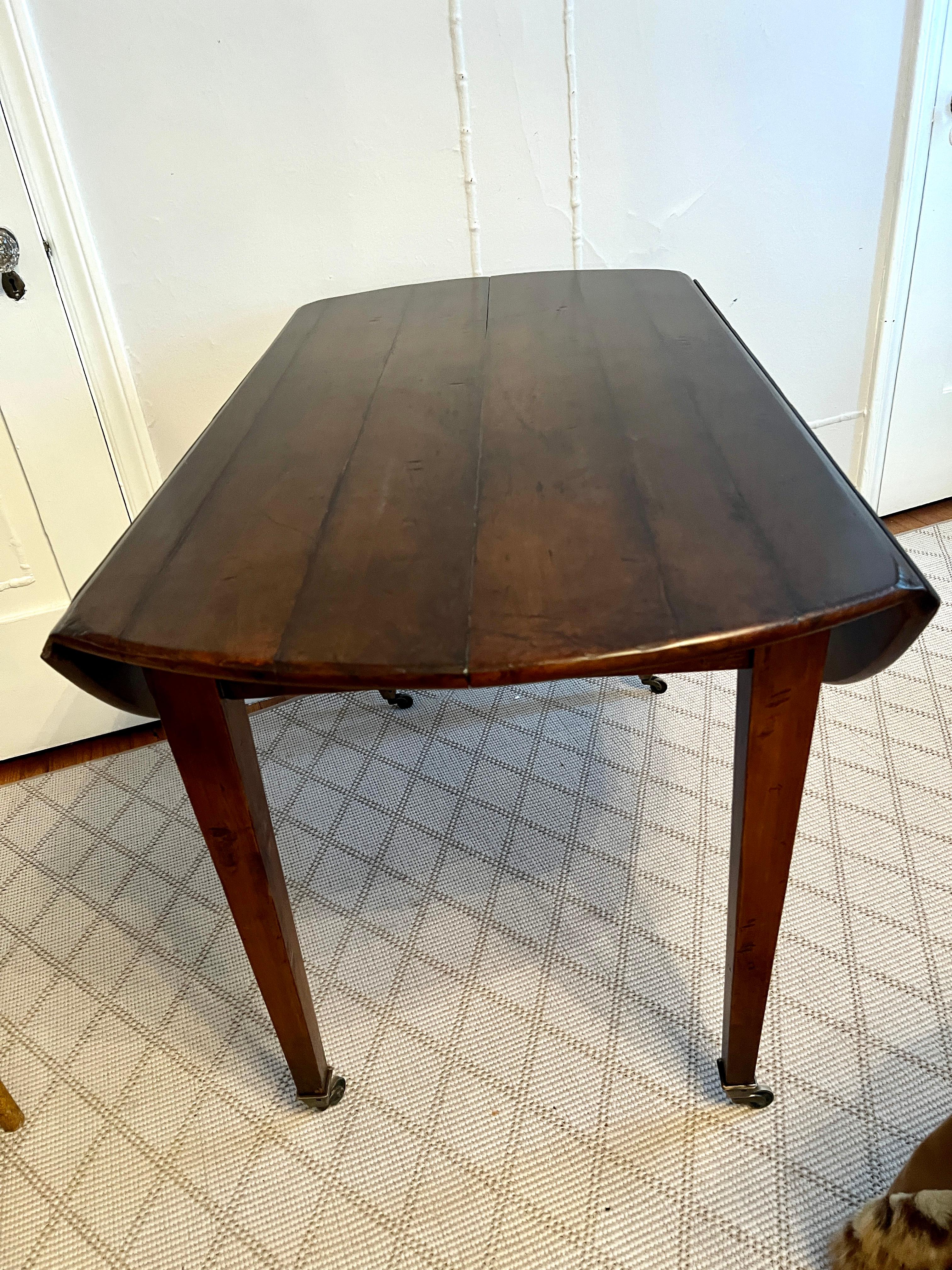 Table Directoire du début du 20ème siècle en noyer avec sabots en laiton en vente 1
