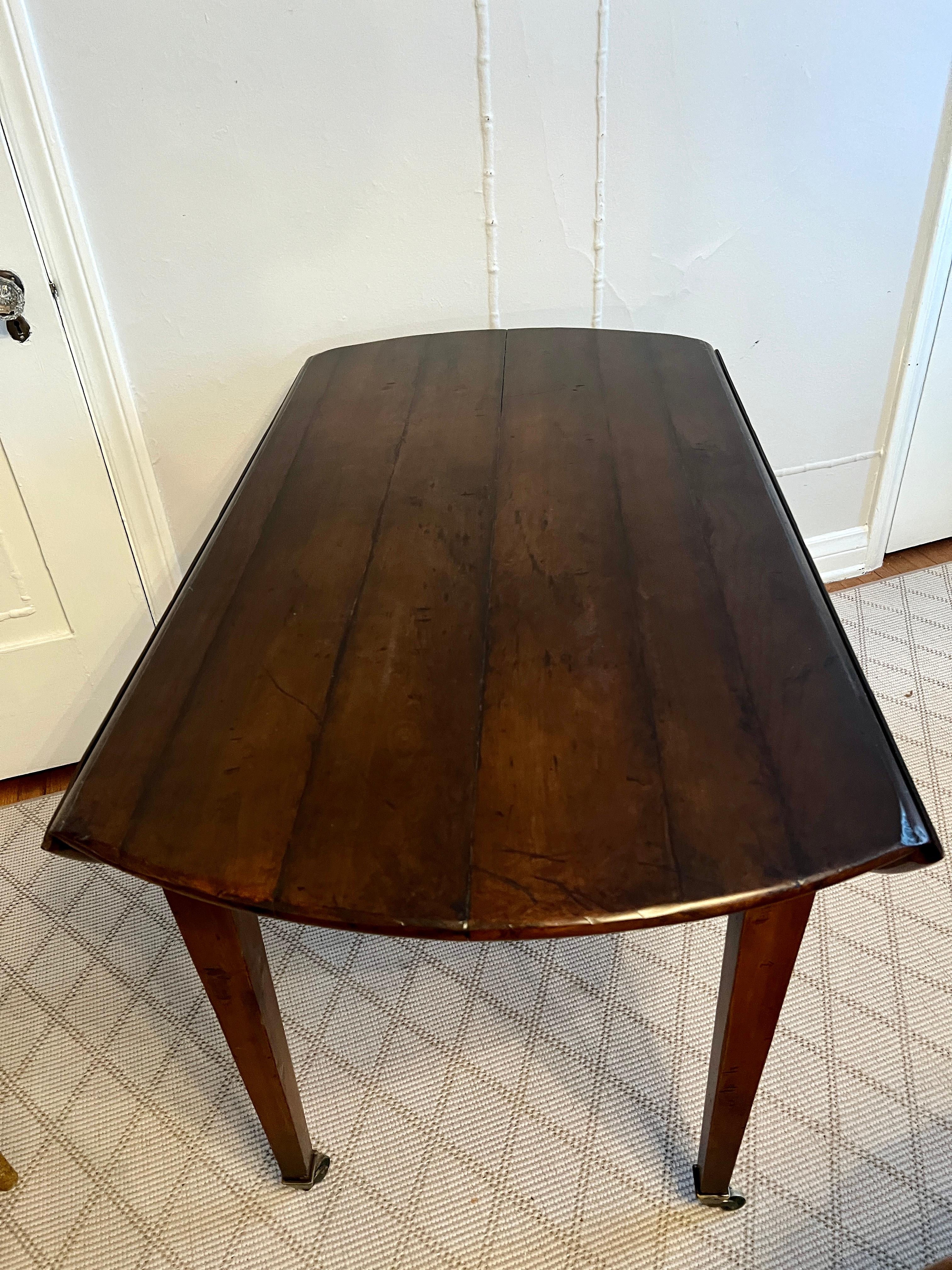 Table Directoire du début du 20ème siècle en noyer avec sabots en laiton en vente 2