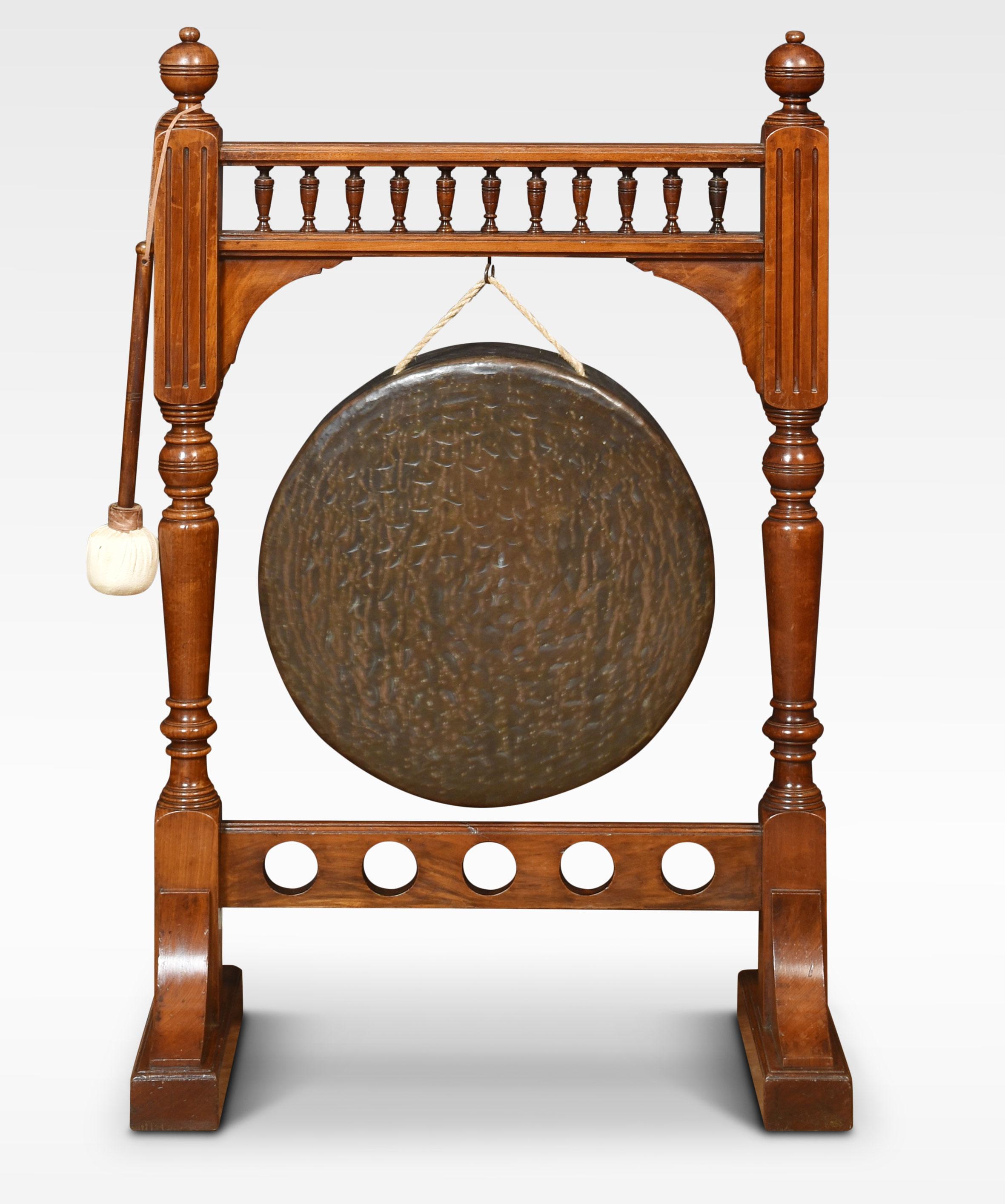 Early 20th century walnut framed dinner gong In Good Condition In Cheshire, GB