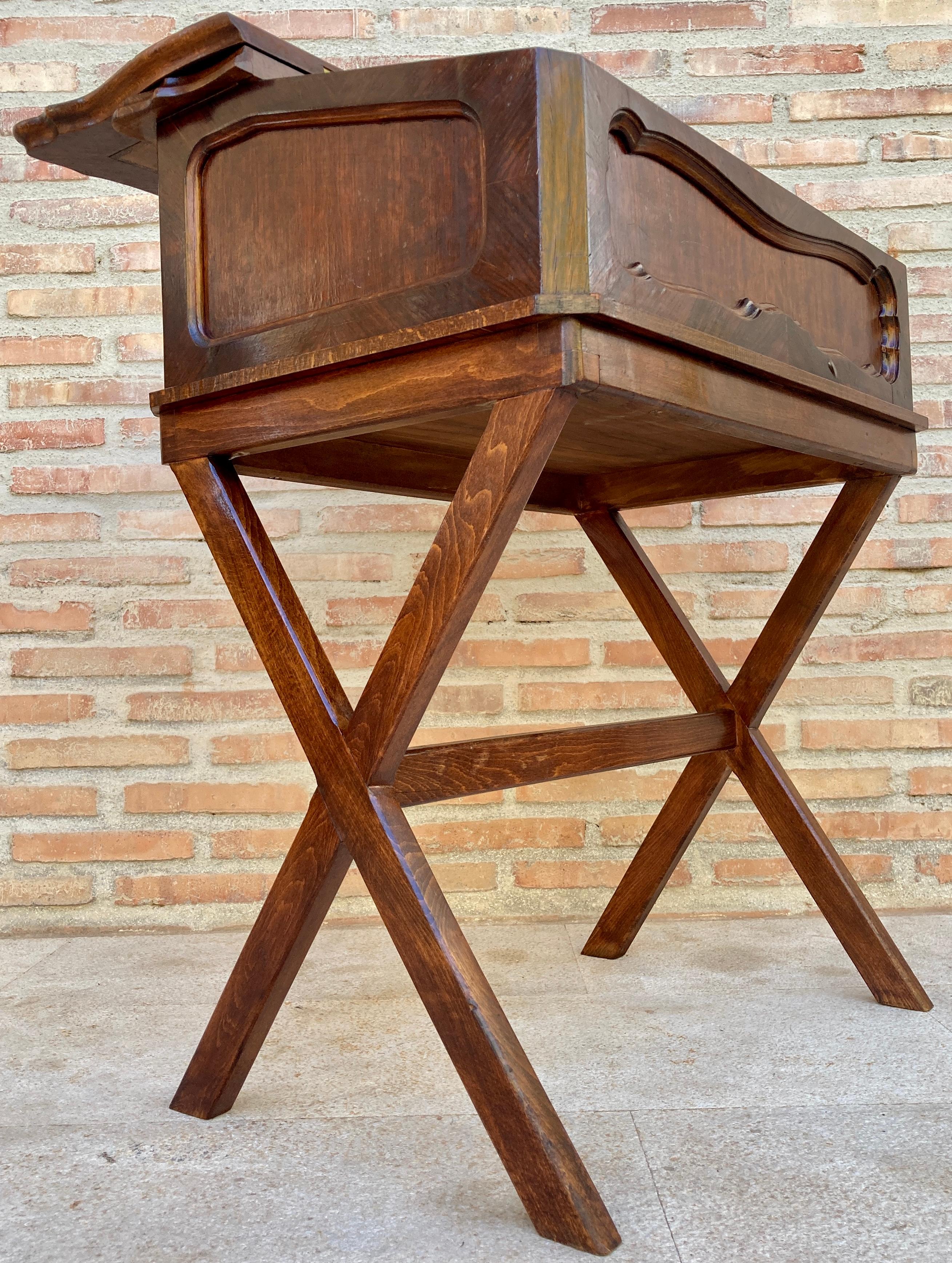 Sekretär-Schreibtisch aus Nussbaum und Leder des frühen 20. Jahrhunderts (Französische Provence) im Angebot