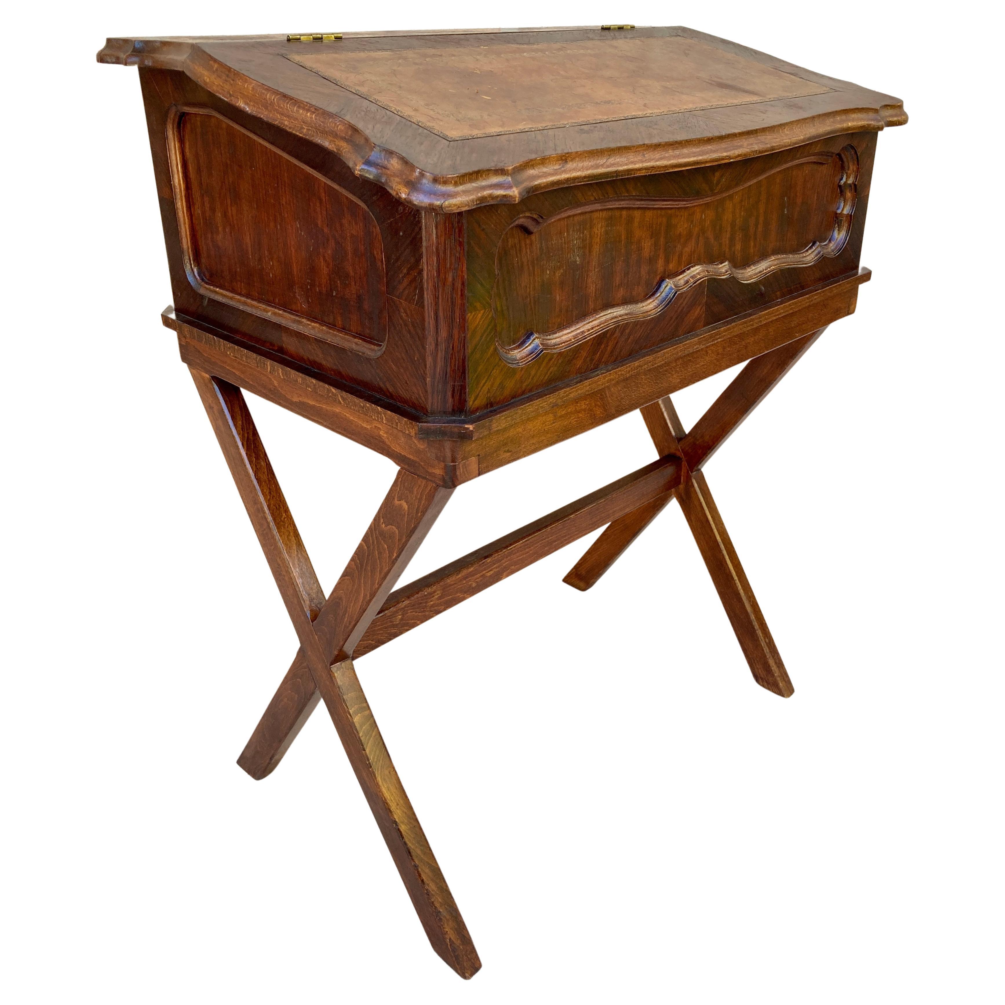 Sekretär-Schreibtisch aus Nussbaum und Leder des frühen 20. Jahrhunderts
