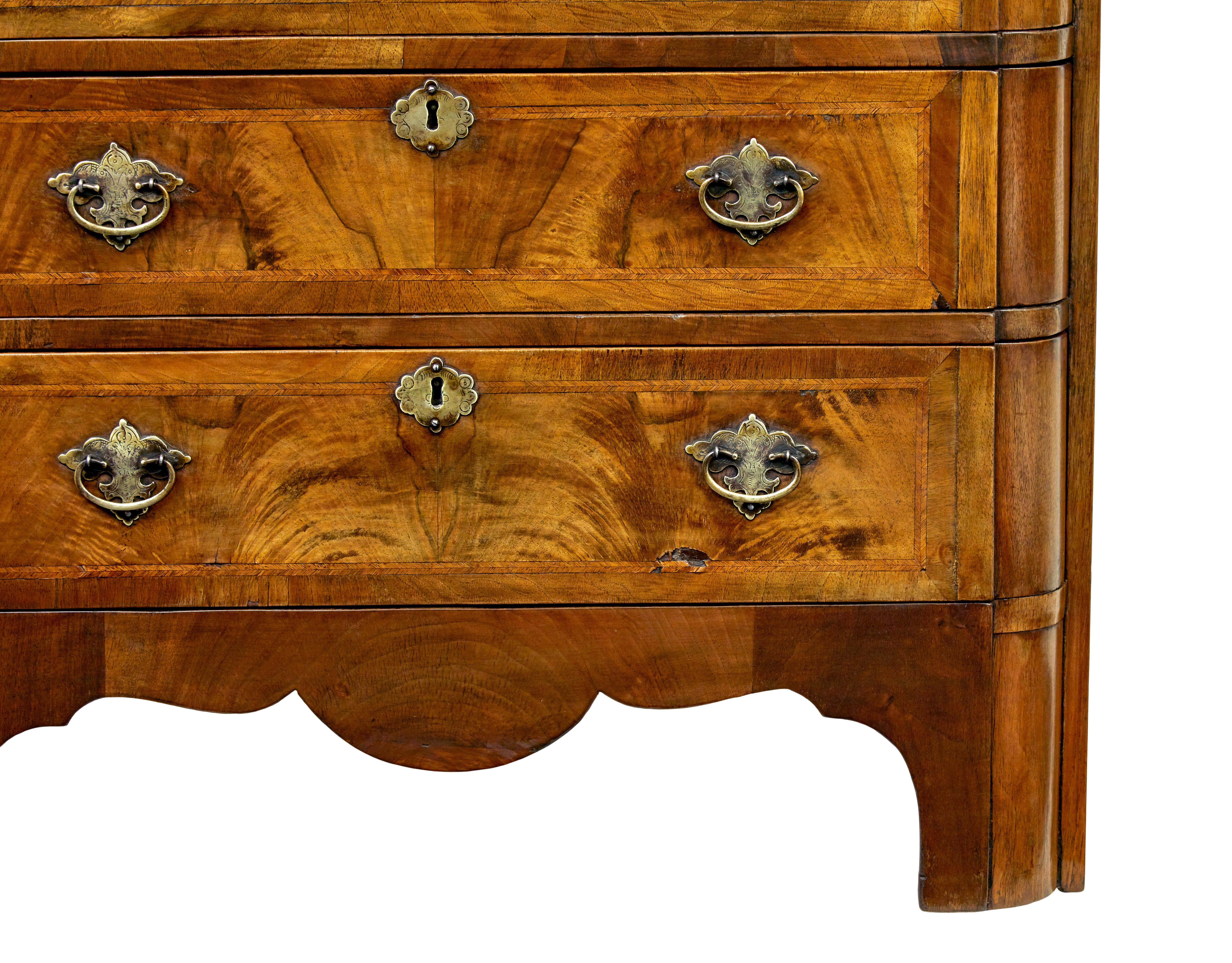 Commode d'inspiration Queen Anne en noyer du début du 20e siècle en vente 6