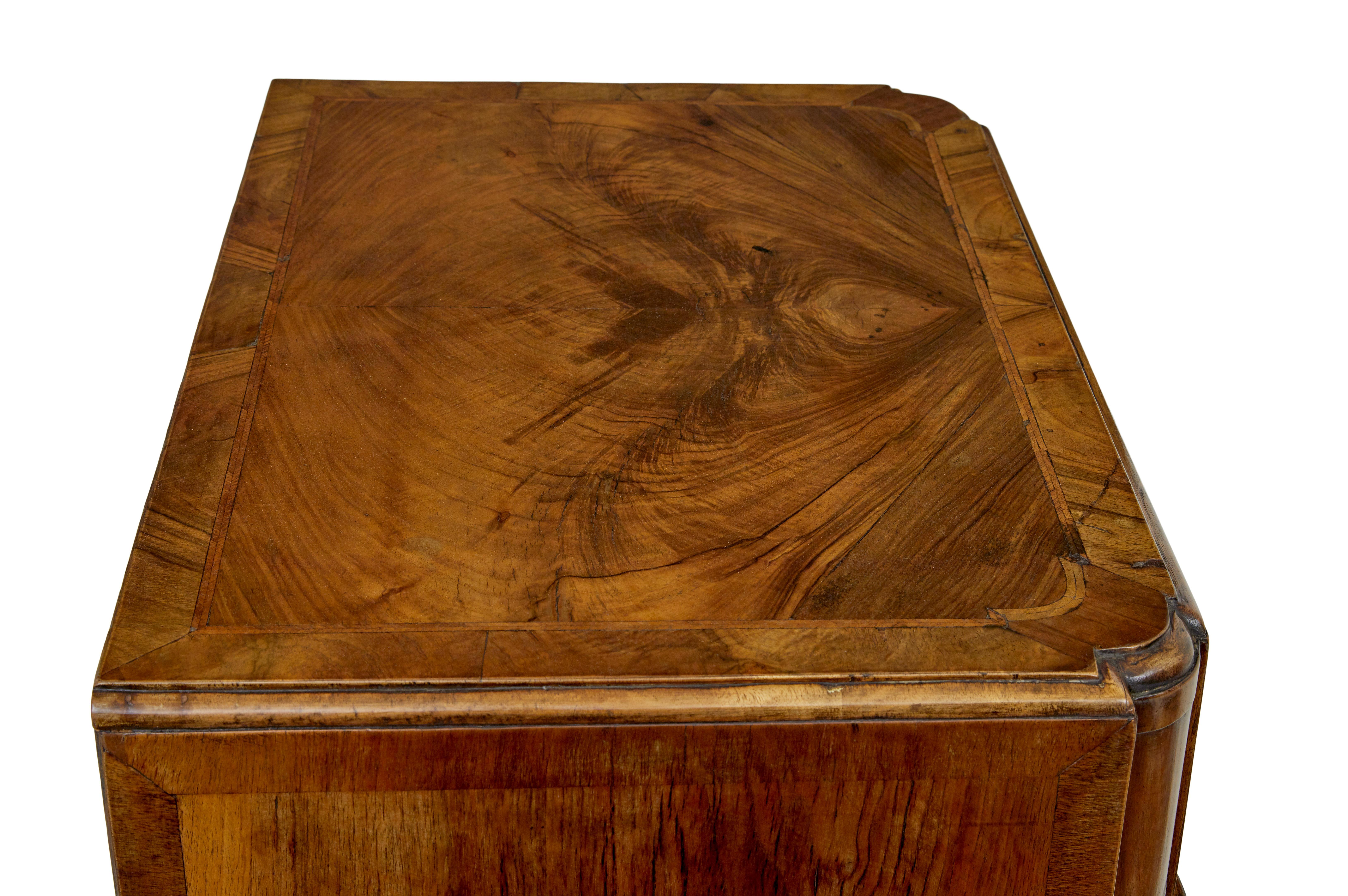 Britannique Commode d'inspiration Queen Anne en noyer du début du 20e siècle en vente