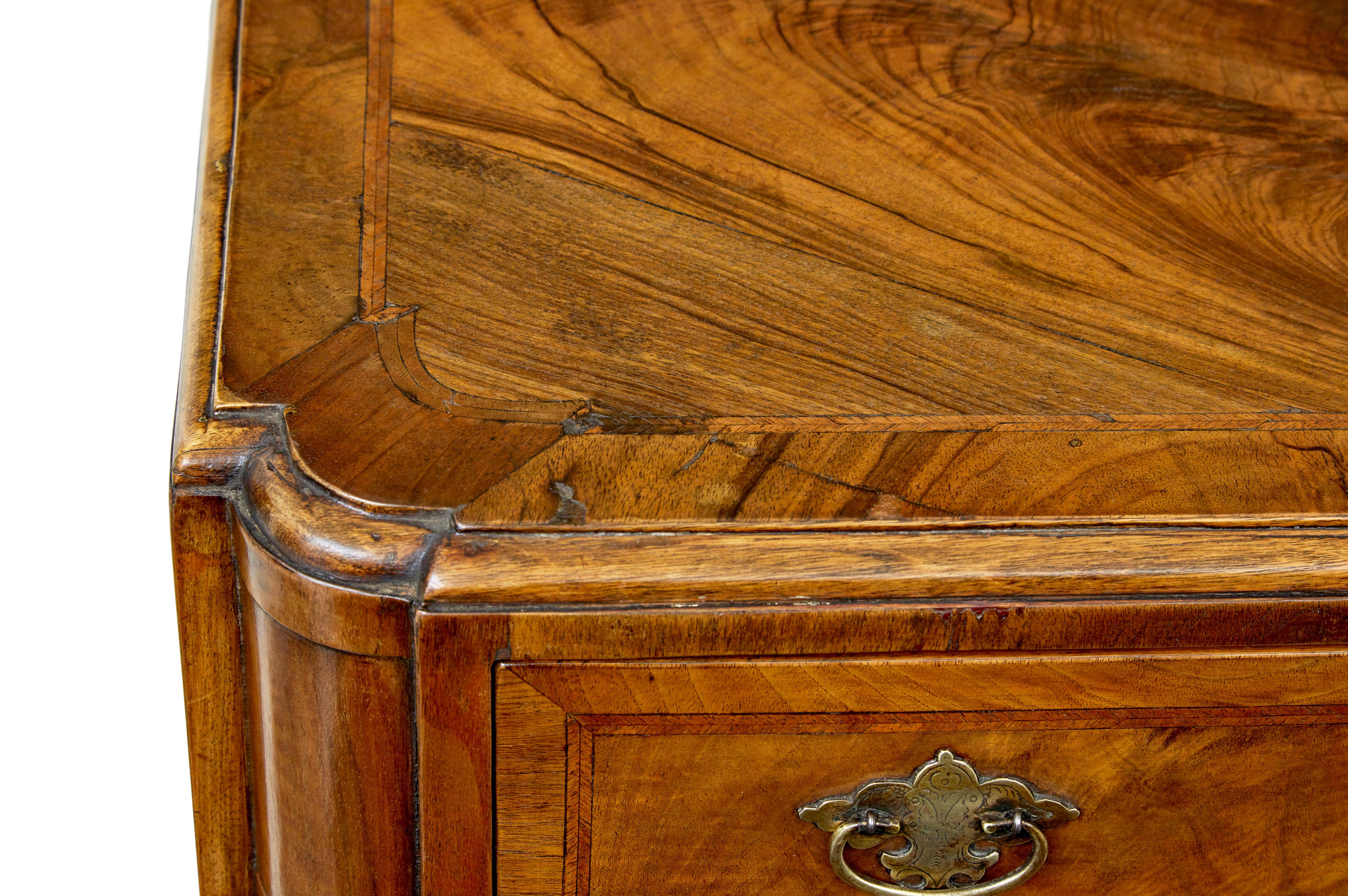 Sculpté à la main Commode d'inspiration Queen Anne en noyer du début du 20e siècle en vente