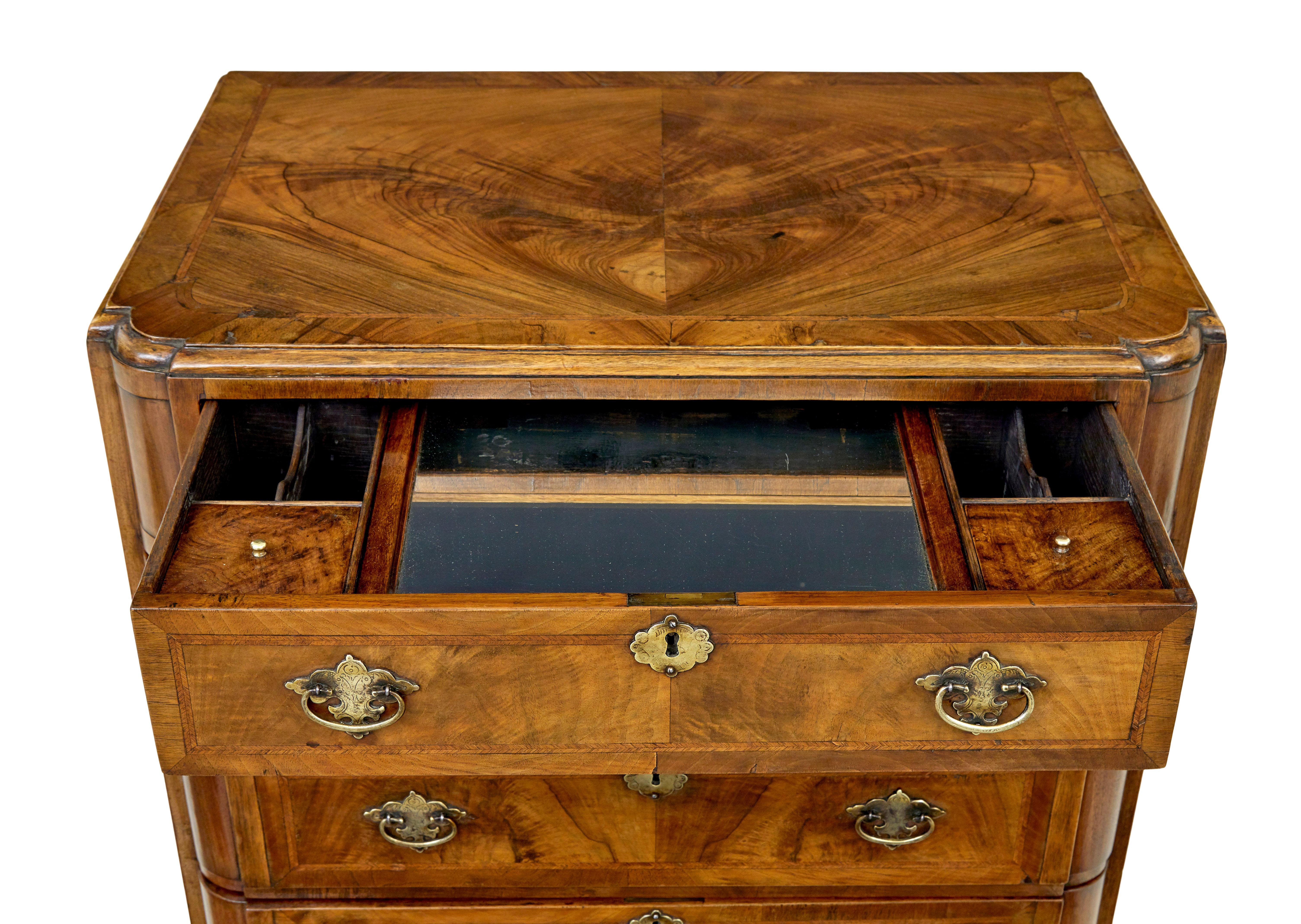 Commode d'inspiration Queen Anne en noyer du début du 20e siècle Bon état - En vente à Debenham, Suffolk