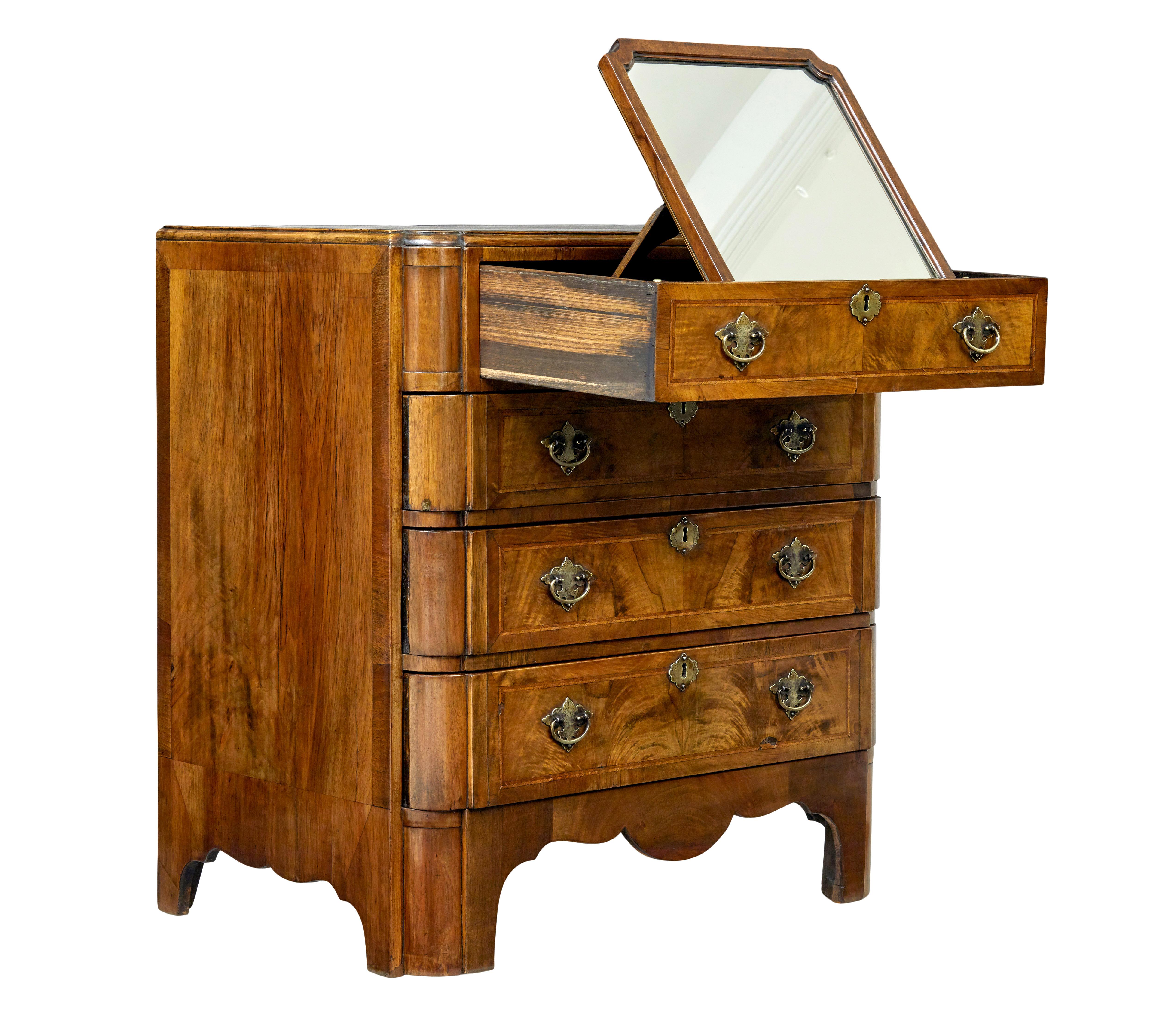 20ième siècle Commode d'inspiration Queen Anne en noyer du début du 20e siècle en vente