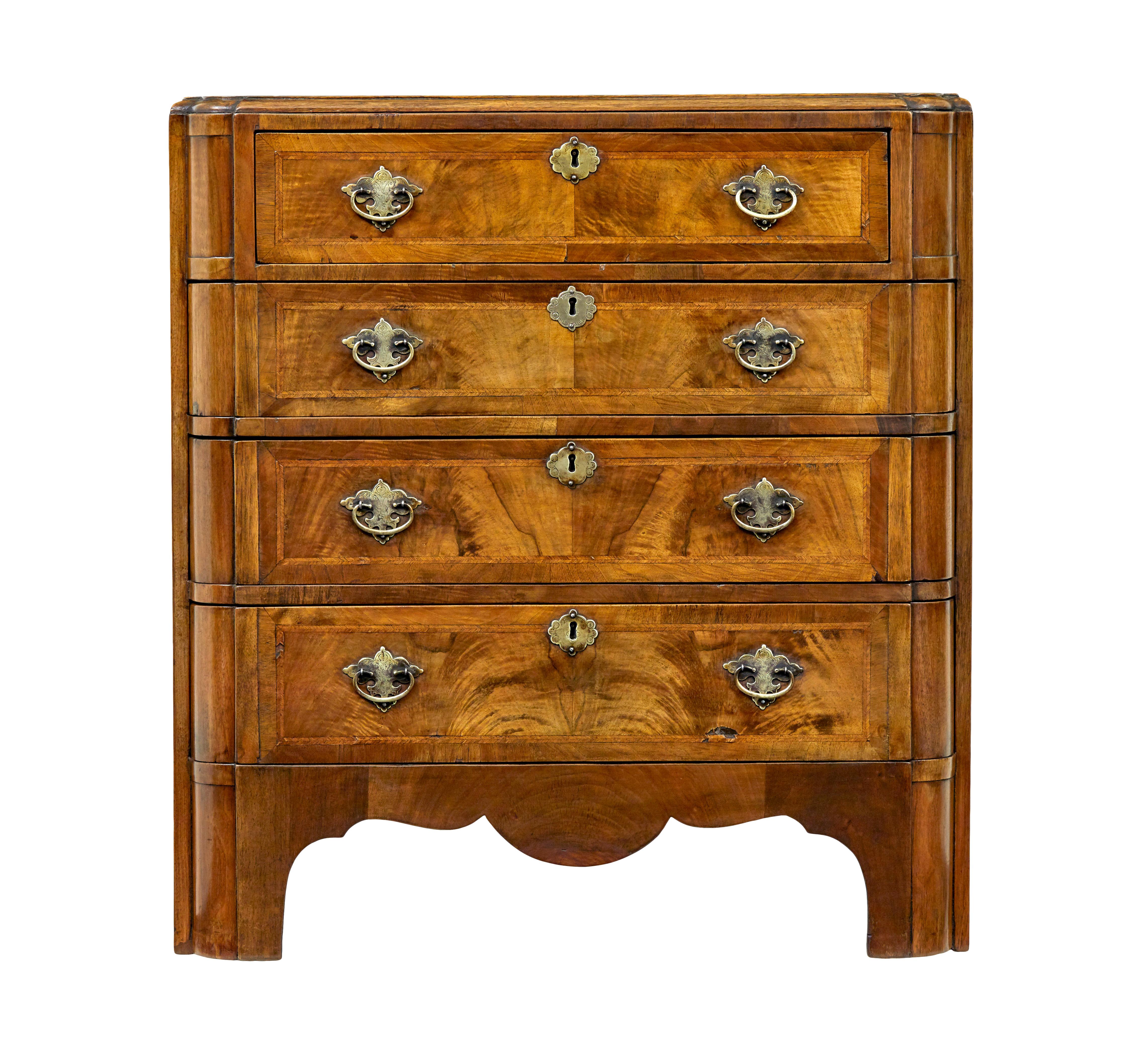 Noyer Commode d'inspiration Queen Anne en noyer du début du 20e siècle en vente