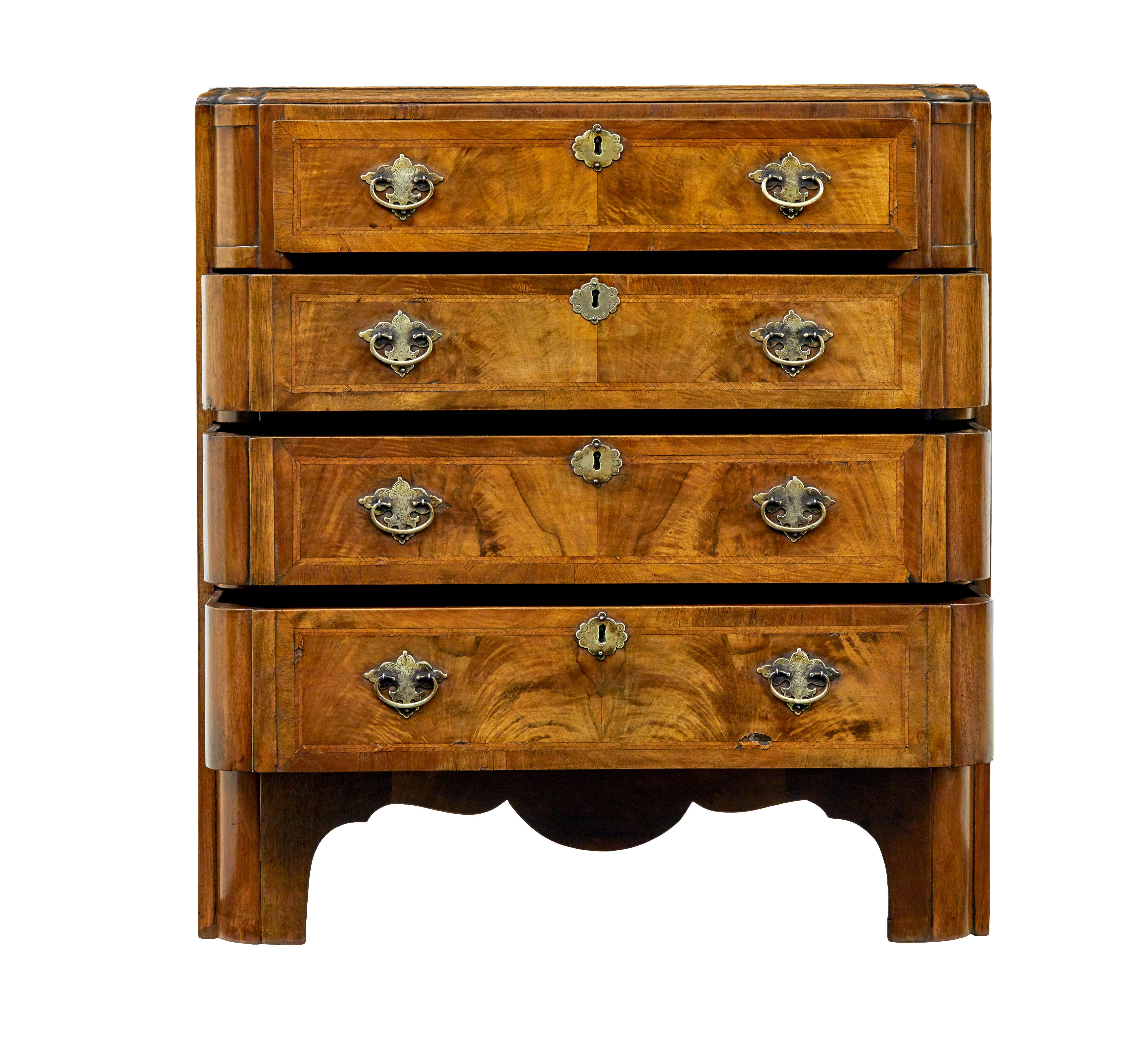 Commode d'inspiration Queen Anne en noyer du début du 20e siècle en vente 1