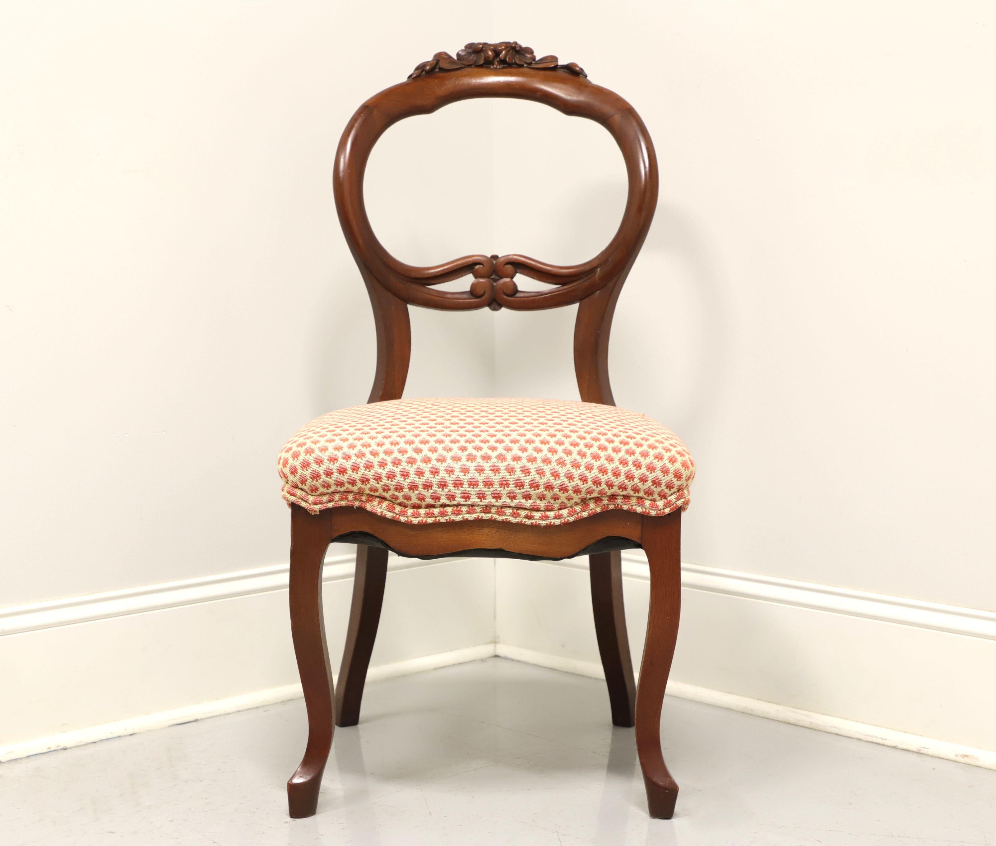 Early 20th Century Walnut Victorian Balloon Back Side Chair In Good Condition In Charlotte, NC