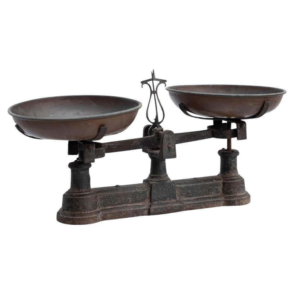 Weighing Machine, circa 1920
Manufactured in Spain.

In original condition, wear consistent with age and use, preserving a beautiful patina.

Materials:
Metal

Dimensions:
H 27cm
W 53.5 cm
D 23 cm.