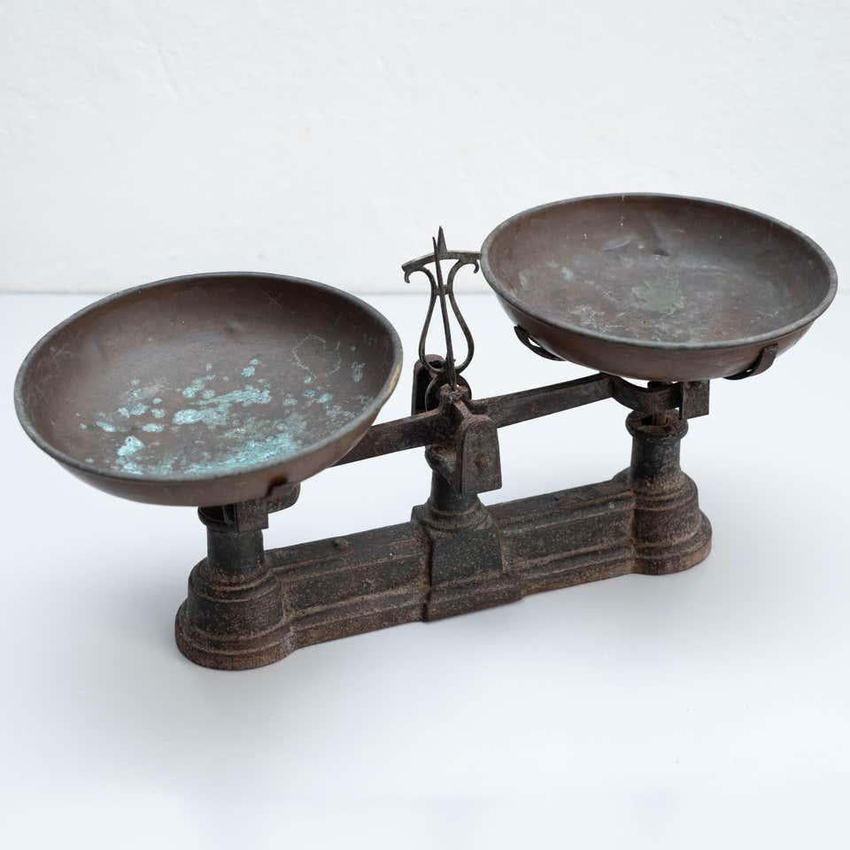 Spanish Early 20th Century Weighing Machine, circa 1930 For Sale