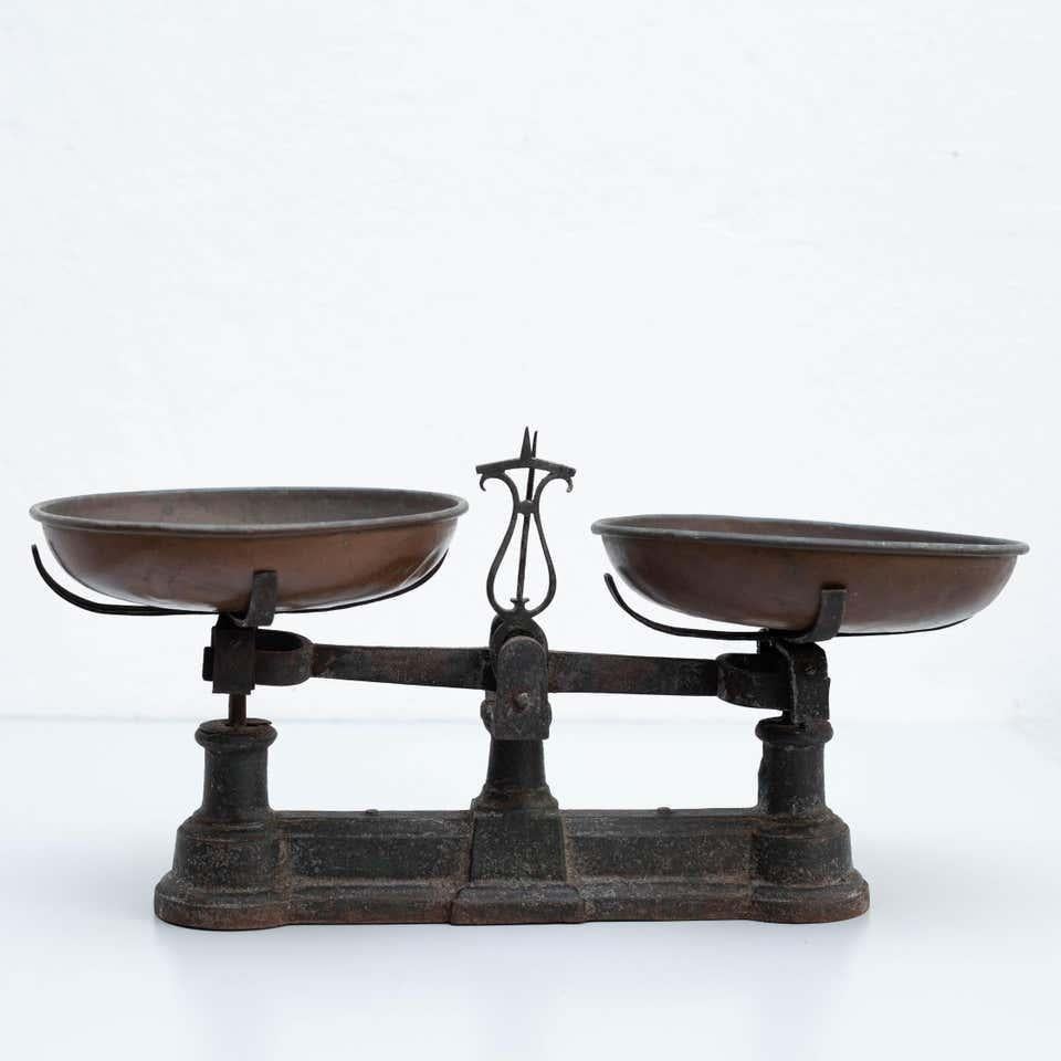 Early 20th Century Weighing Machine, circa 1930 For Sale 1