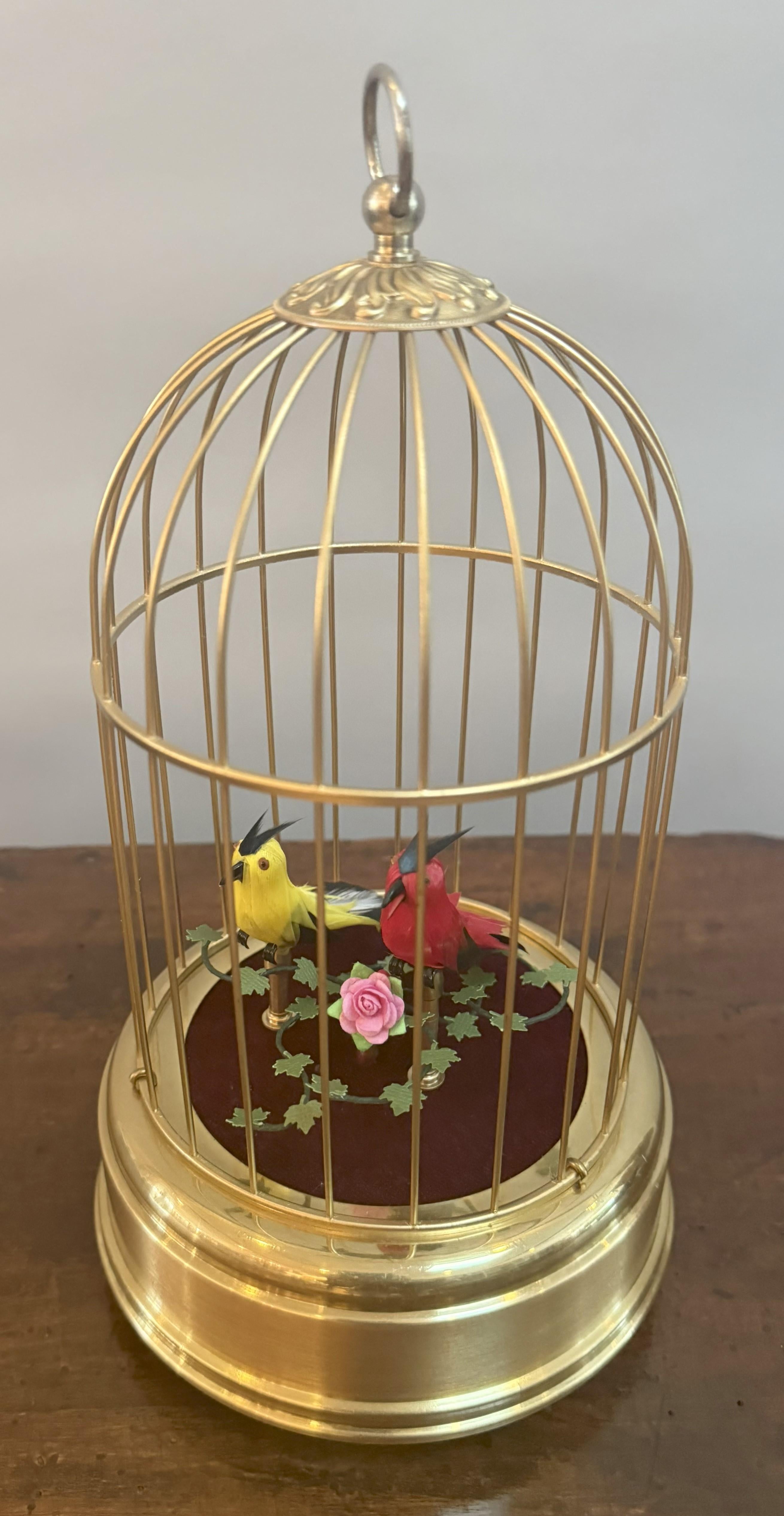 Westdeutscher Zwei-Vogel-Gesangsautomat in vergoldetem Messingkäfig aus dem frühen 20. (Neurokoko) im Angebot