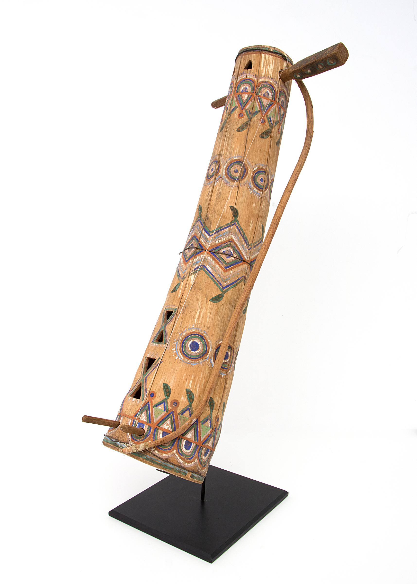Individueller Display-Ständer ist im Lieferumfang enthalten.

Dieses Stück wurde von dem bekannten Apachen-Künstler Amos Gustina (1858-1945) geschaffen. Diese tsii'edo'a'tl (Apache für 