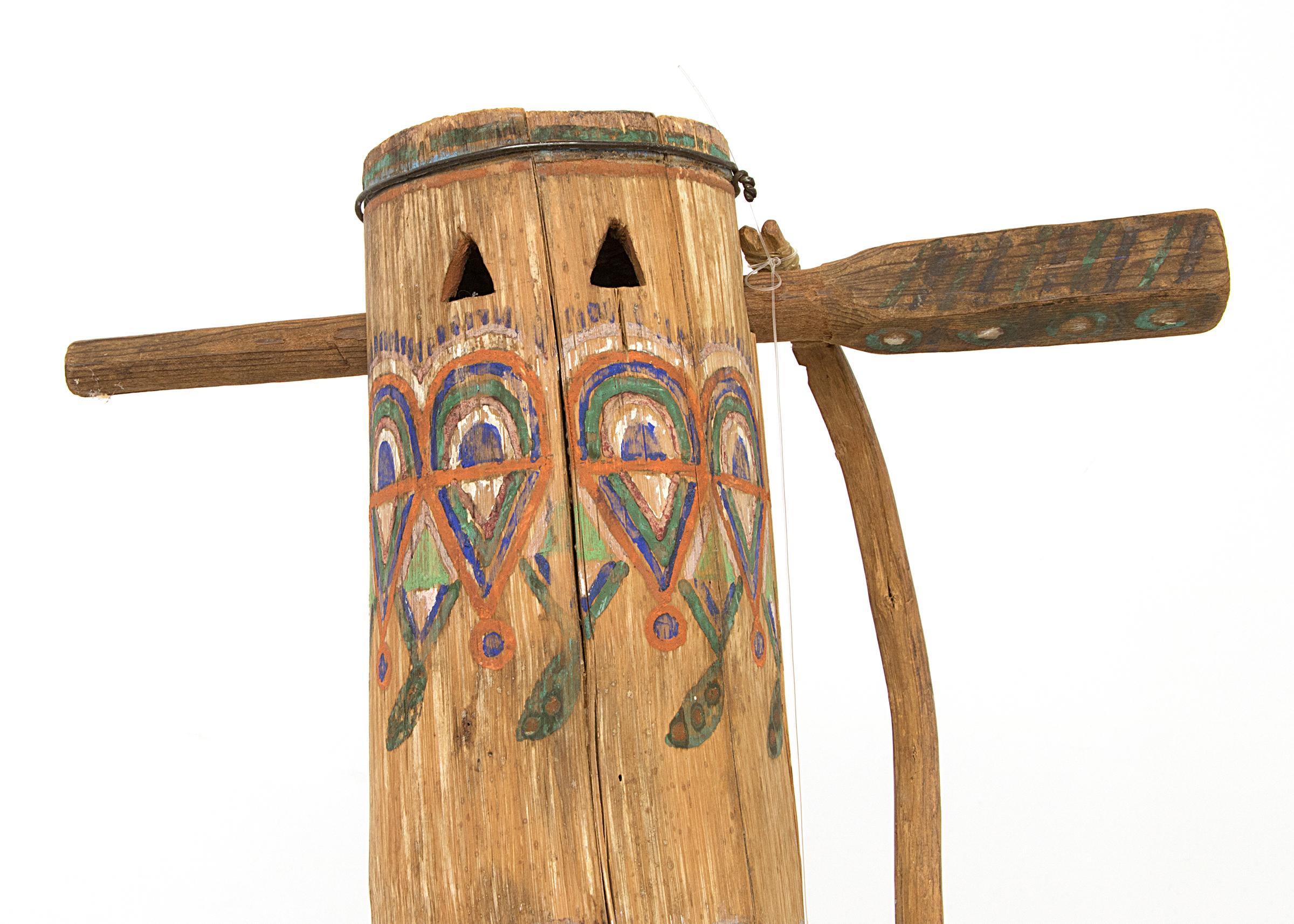 Western Apache-Holzfass des frühen 20. Jahrhunderts mit Präsentationsständer im Zustand „Gut“ im Angebot in Denver, CO