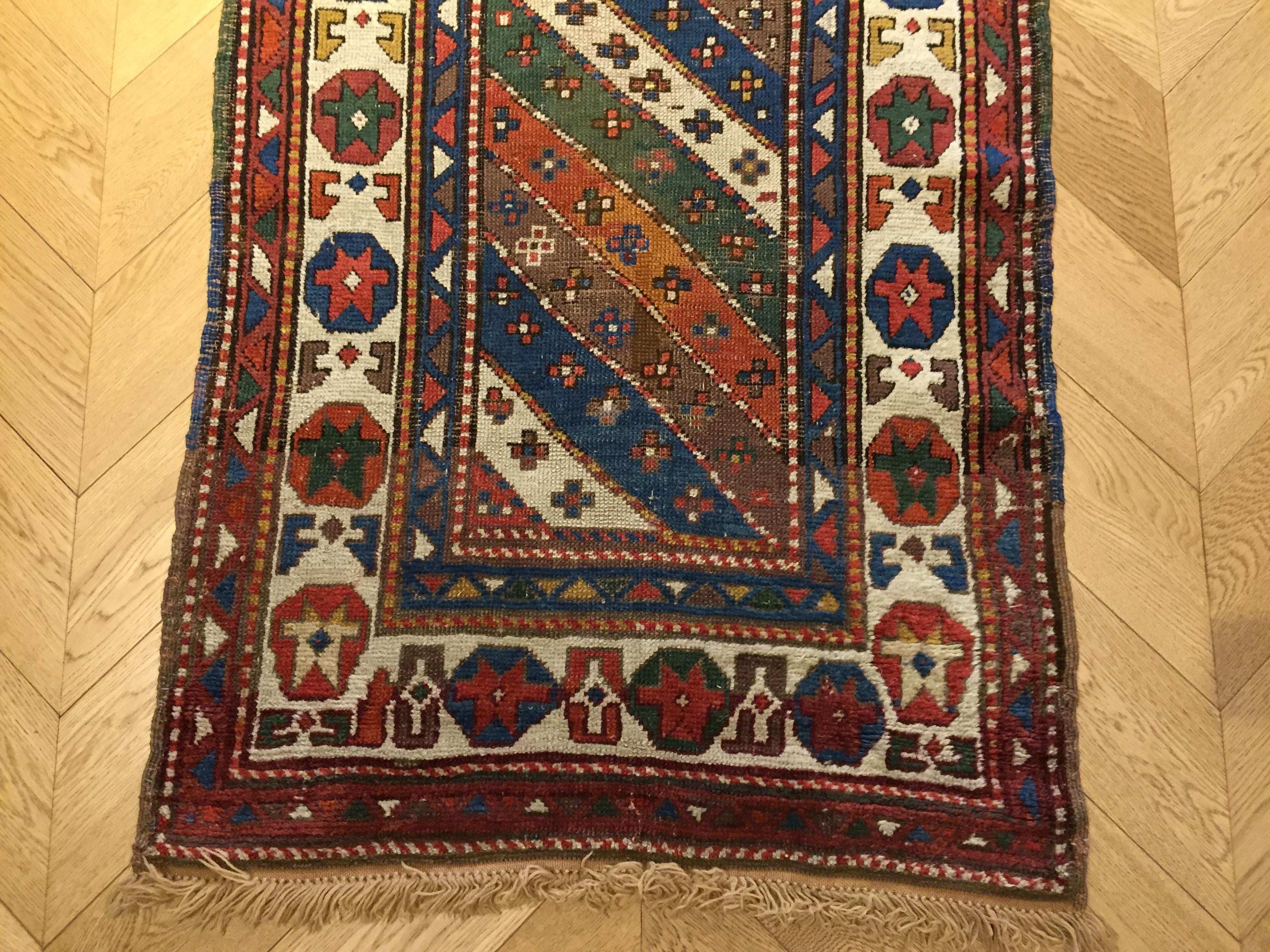 Early 20th century, Central Caucasus, wool fleece on woolen armor.
The region of Ghendje is located in the middle of the Caucasus, the carpets traded in Ghendje come from the vast surroundings and do not have a specific unit type. Wool is elastic
