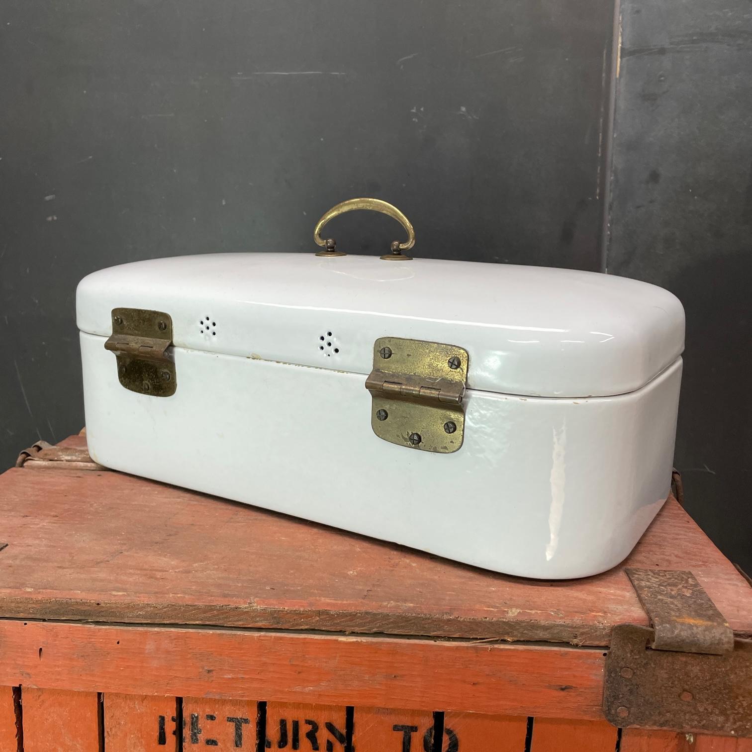 Early 20th Century White Enamel Brass Hinged Box Remote Trinket Storage Decor In Fair Condition For Sale In Hyattsville, MD
