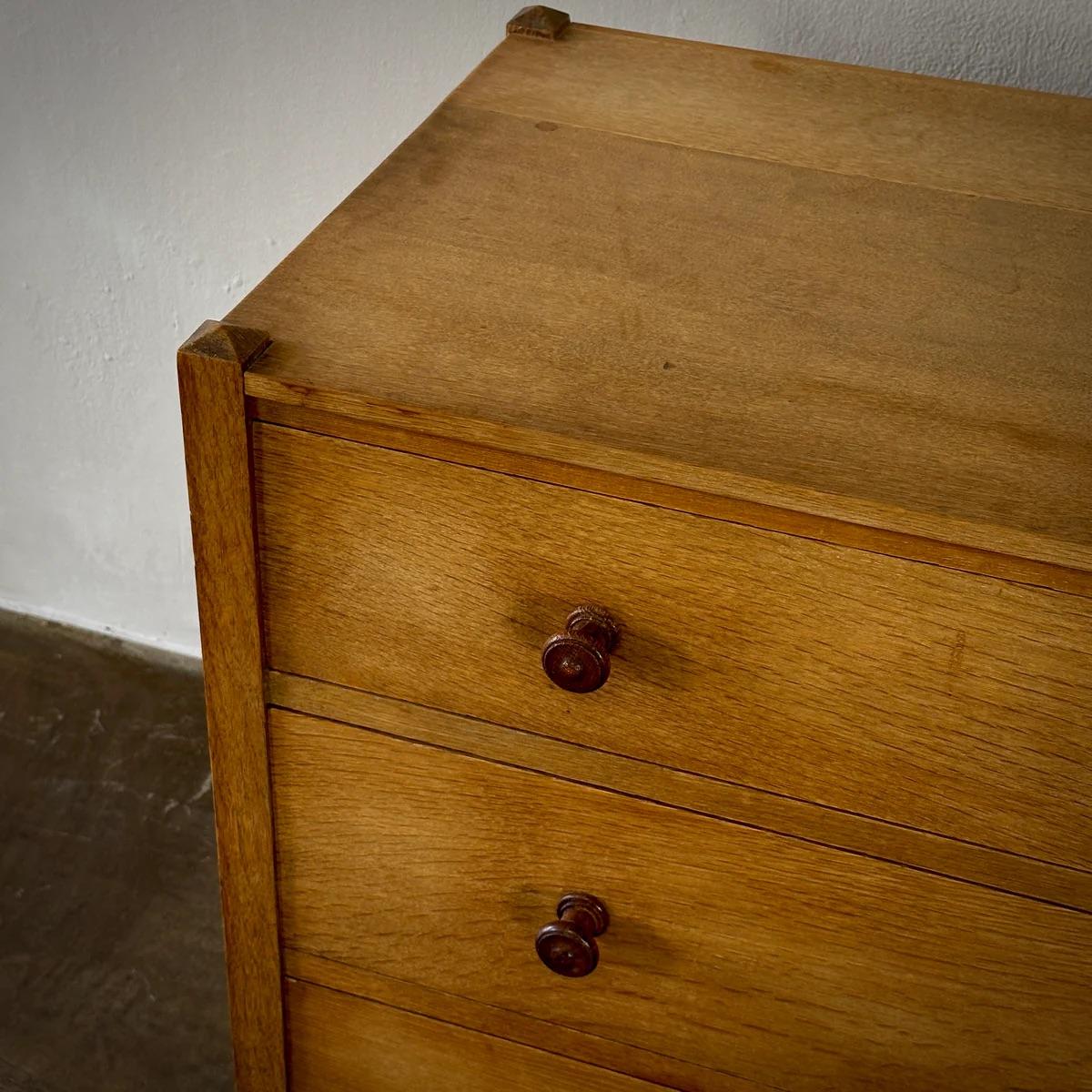 Inglese Cassettiera in quercia bianca dei primi del Novecento di Heal's in vendita