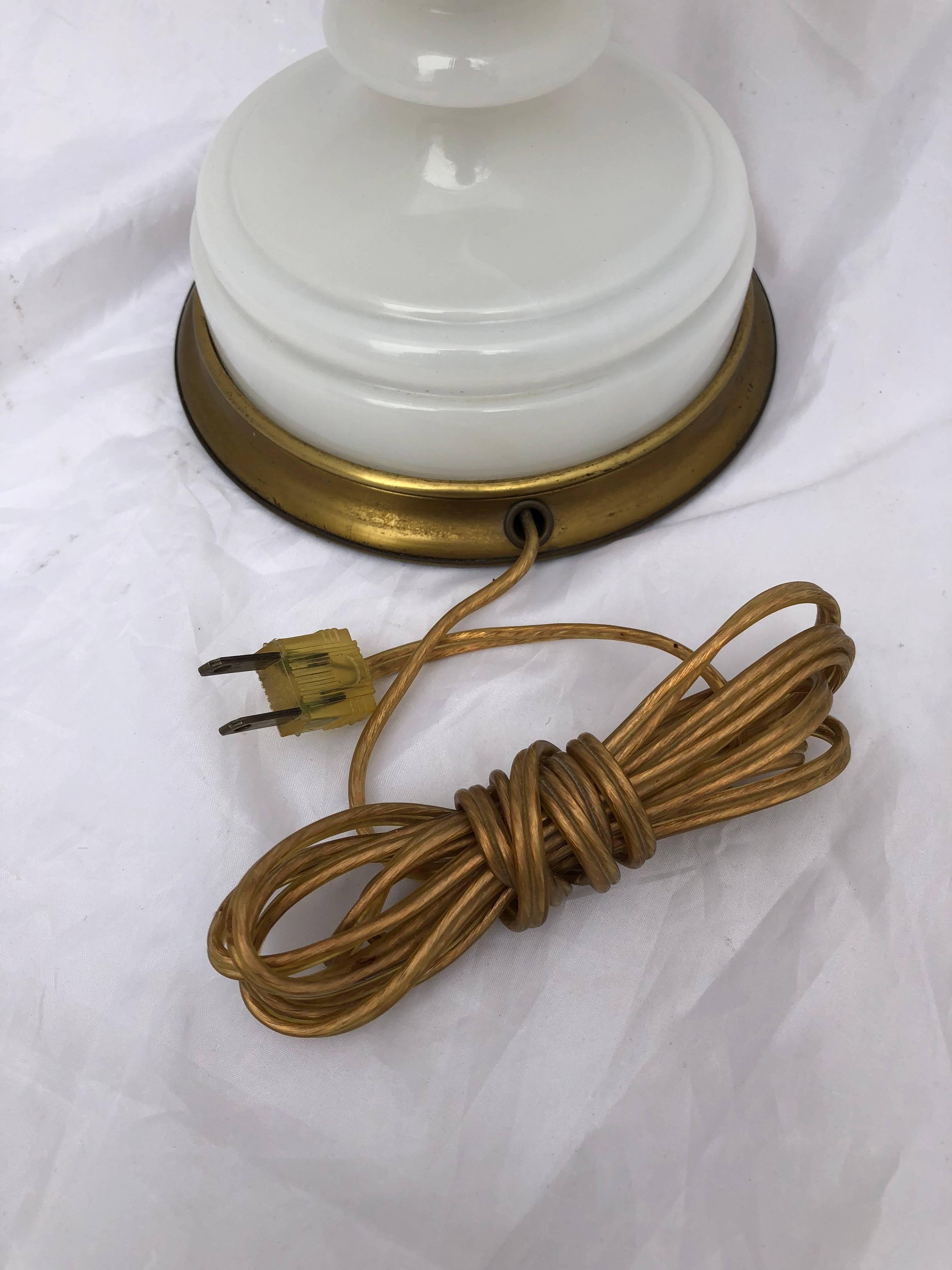Early 20th Century White Opaline an Bronze Table Lamp 11