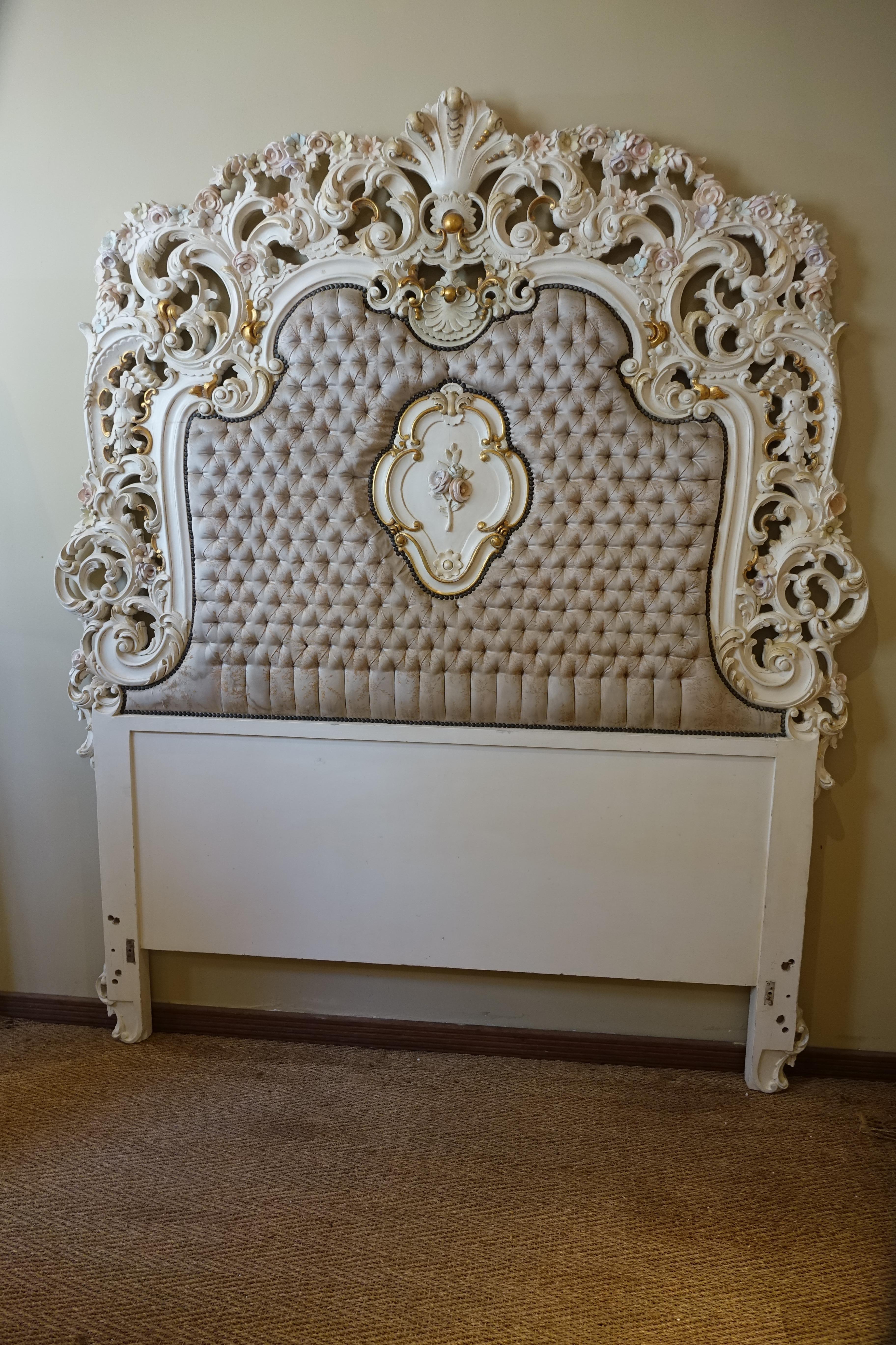 Early 20th Century White Wood Italian Baroque Style Bedroom Set For Sale 6