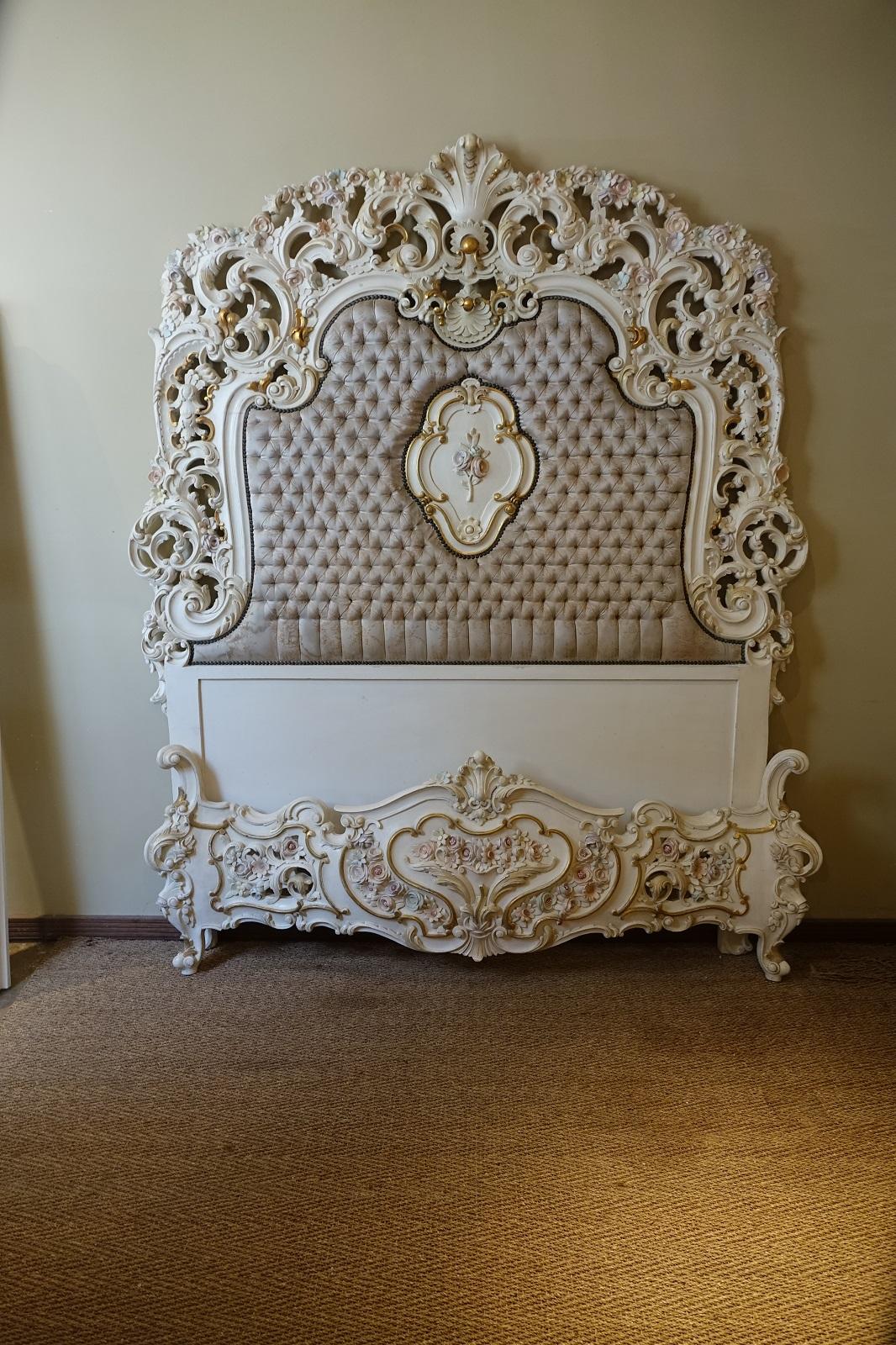 Early 20th Century White Wood Italian Baroque Style Bedroom Set For Sale 3