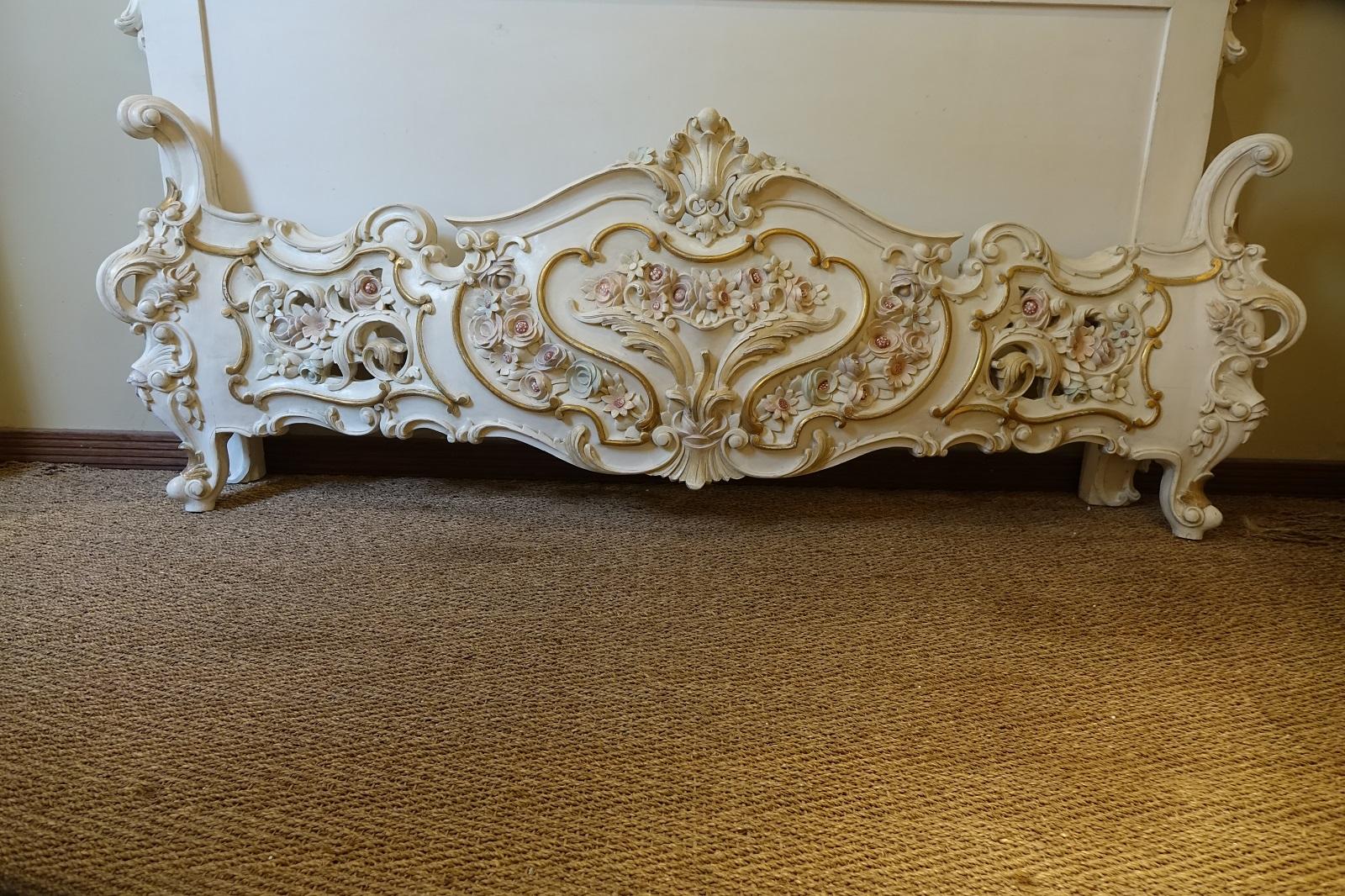 Early 20th Century White Wood Italian Baroque Style Bedroom Set For Sale 4