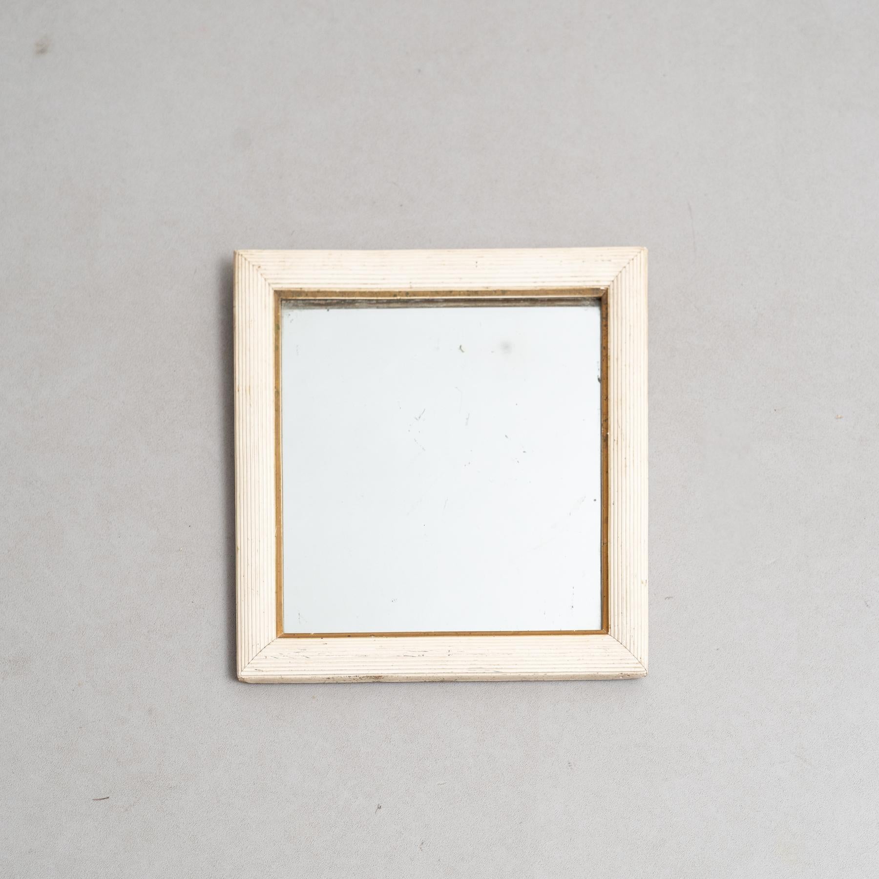 Specchio in legno bianco dei primi del Novecento
Di autore sconosciuto.
Prodotto in Francia

In condizioni originali, con lievi usure dovute all'età e all'uso, conserva una bella patina.