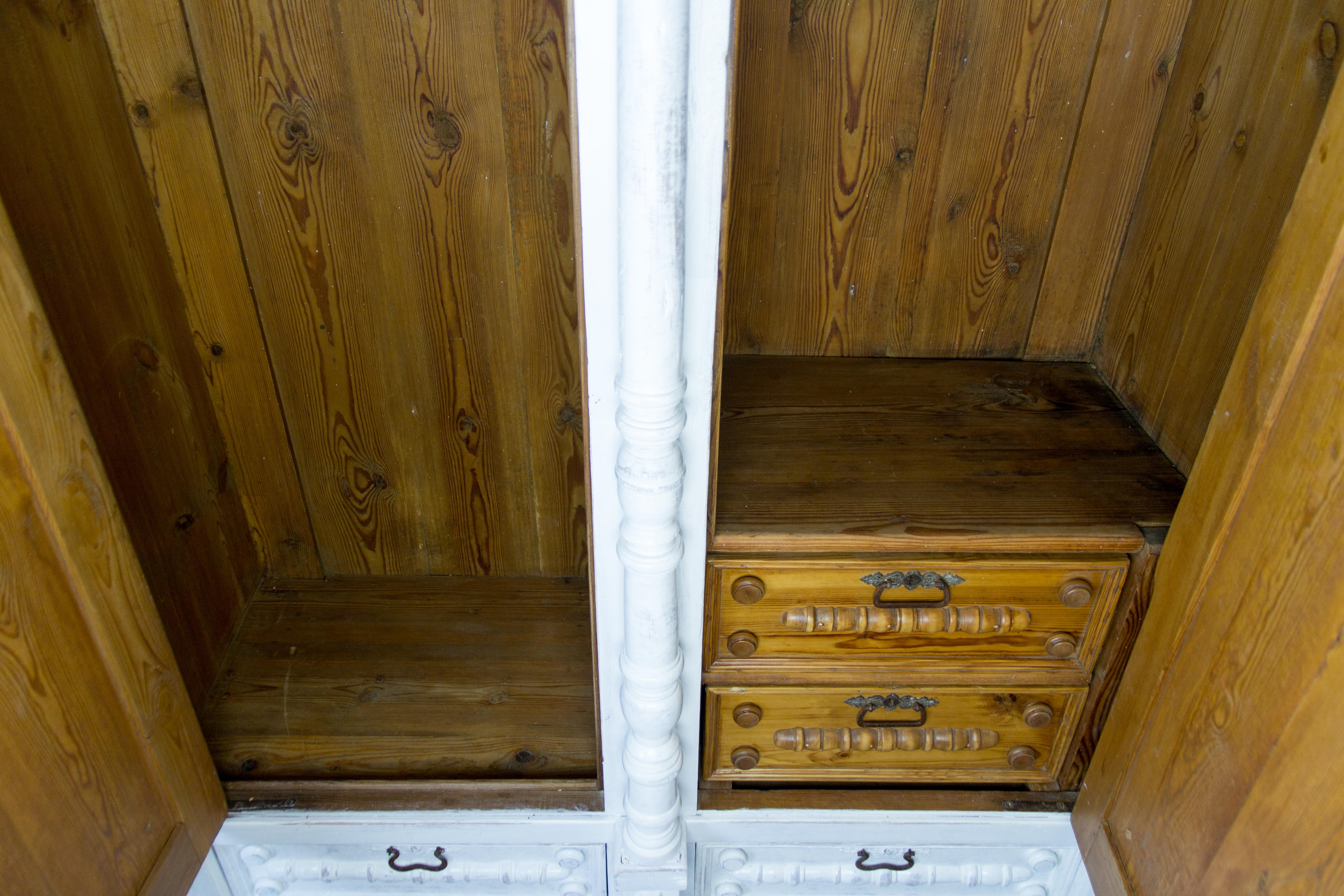 Armoire à deux portes en pin baltique blanchi à la chaux du début du XXe siècle en vente 11