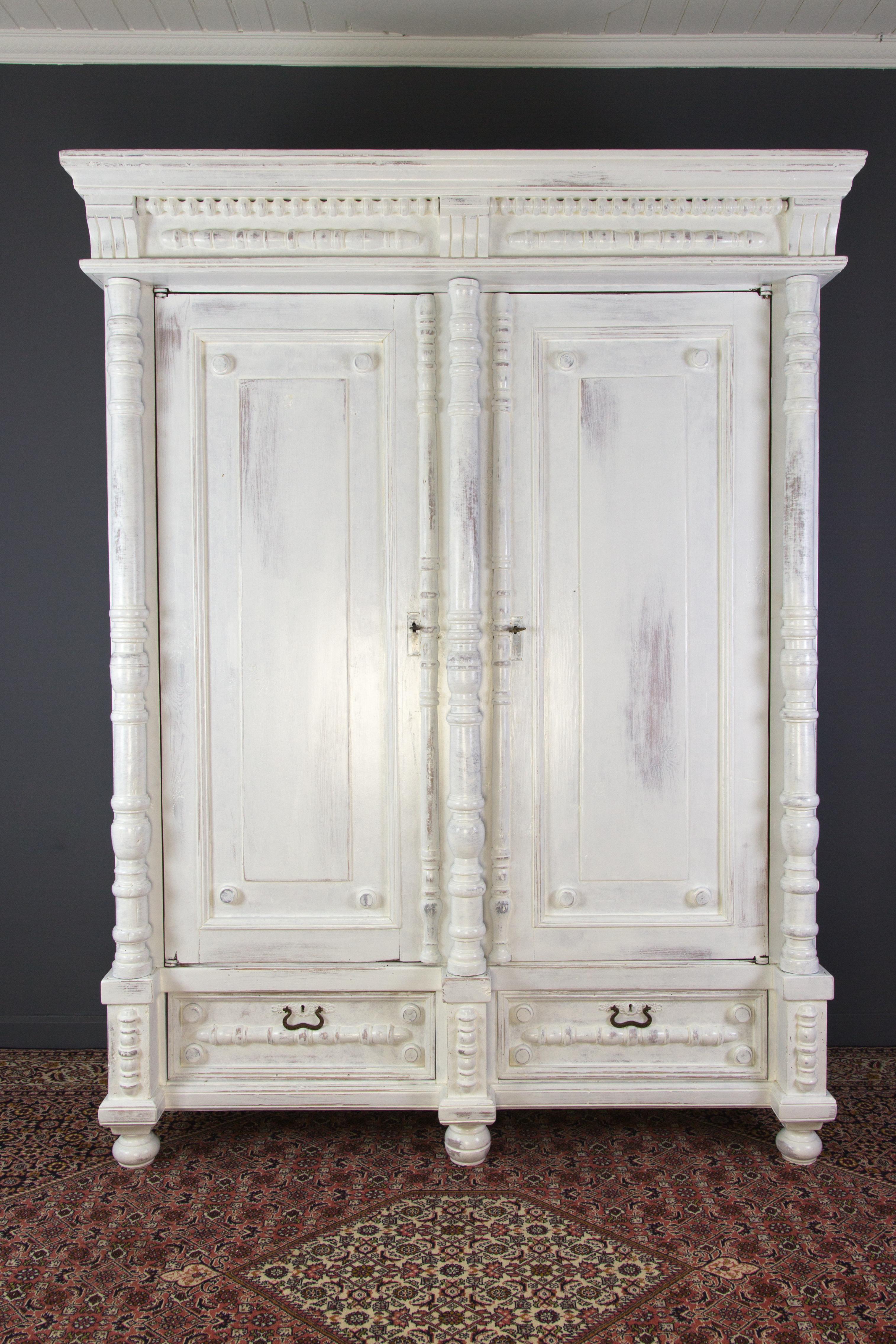 Letton Armoire à deux portes en pin baltique blanchi à la chaux du début du XXe siècle en vente
