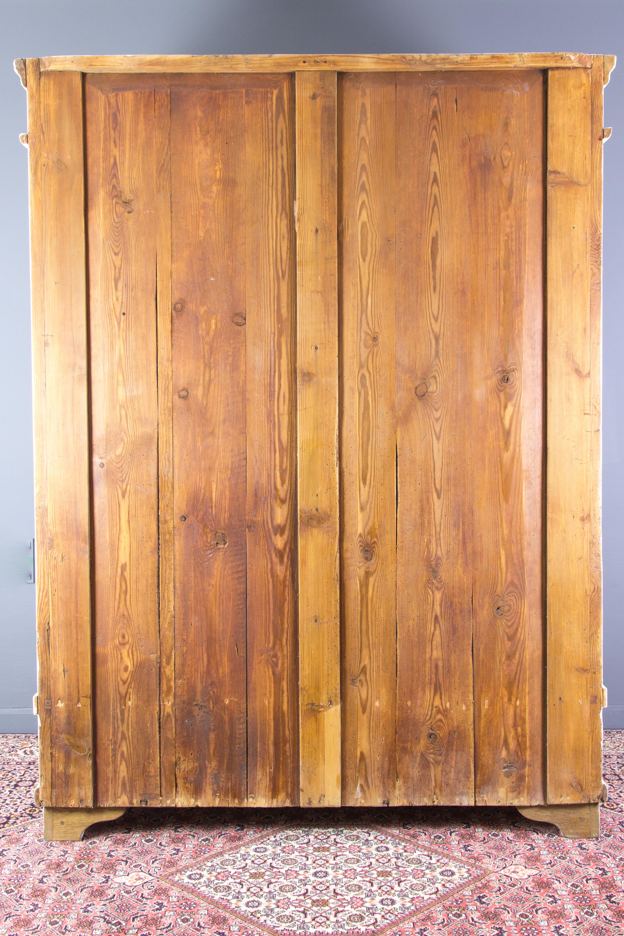 Armoire à deux portes en pin baltique blanchi à la chaux du début du XXe siècle en vente 1