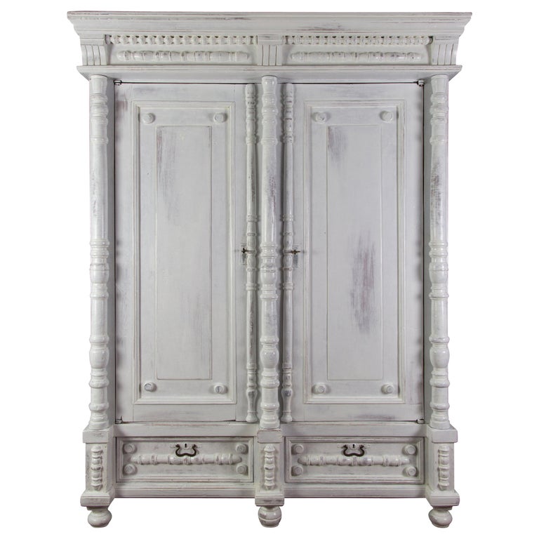 Früher 20. Jahrhundert Weiß getünchter massiver zweitüriger Schrank aus baltischer Kiefer im Angebot bei 1stDibs Deutschland