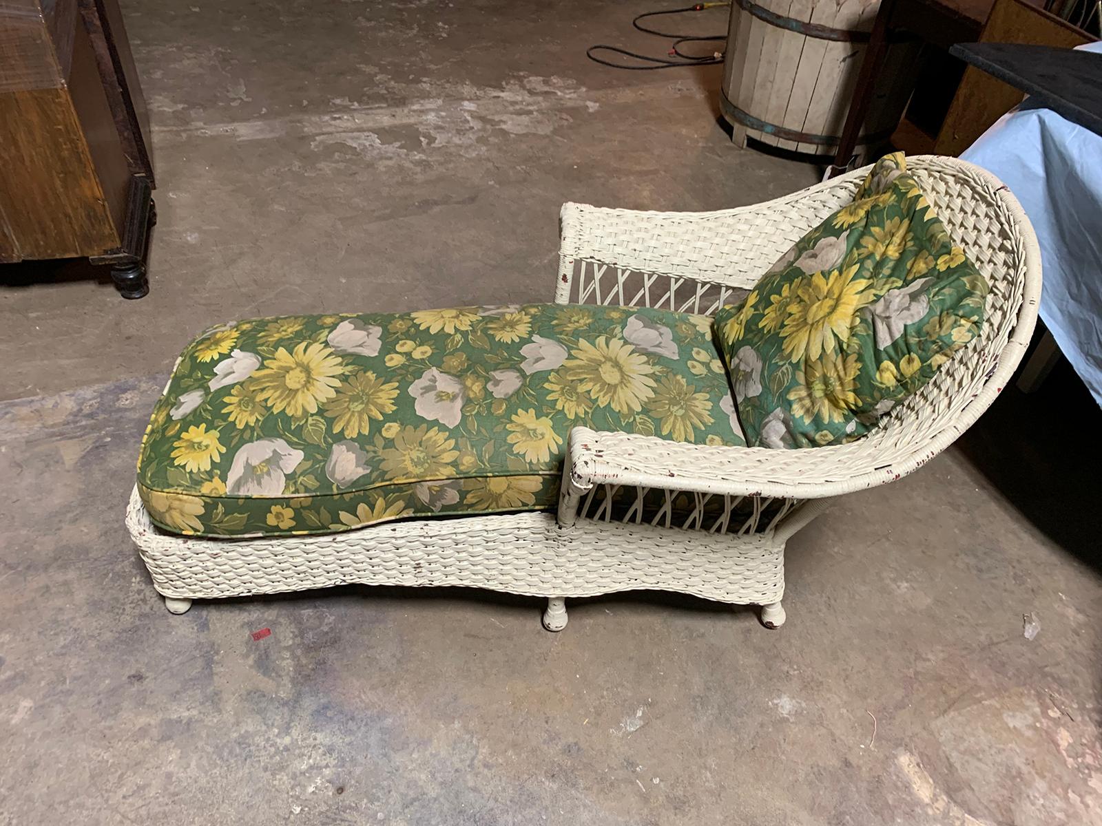 Early 20th Century Wicker Chaise with Green Floral Upholstery and Pillow 7