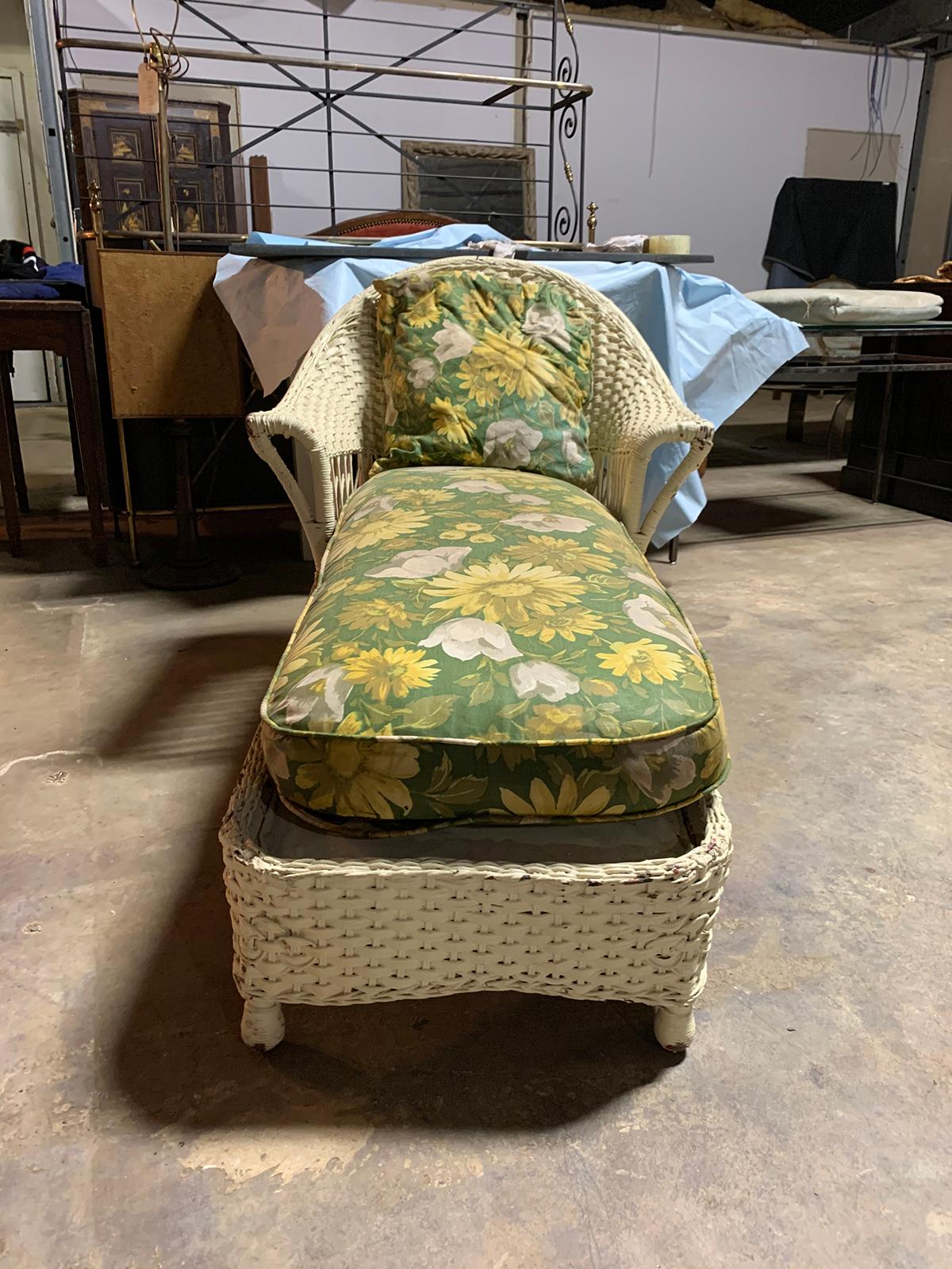 Early 20th Century Wicker Chaise with Green Floral Upholstery and Pillow 12