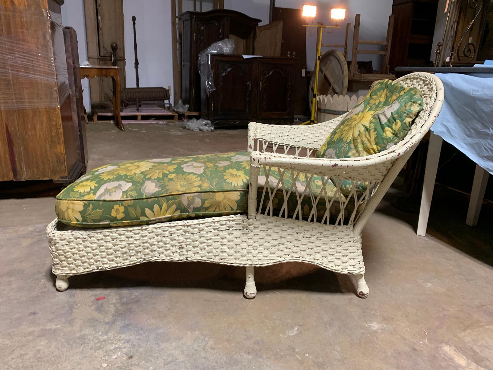 Early 20th Century Wicker Chaise with Green Floral Upholstery and Pillow In Good Condition In Atlanta, GA