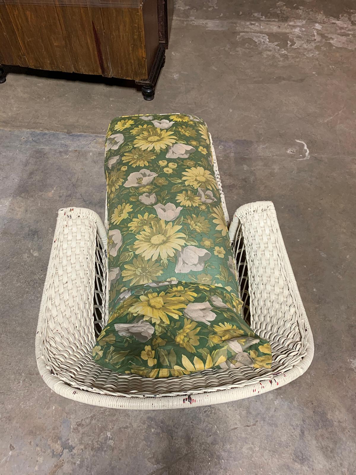 Early 20th Century Wicker Chaise with Green Floral Upholstery and Pillow 6