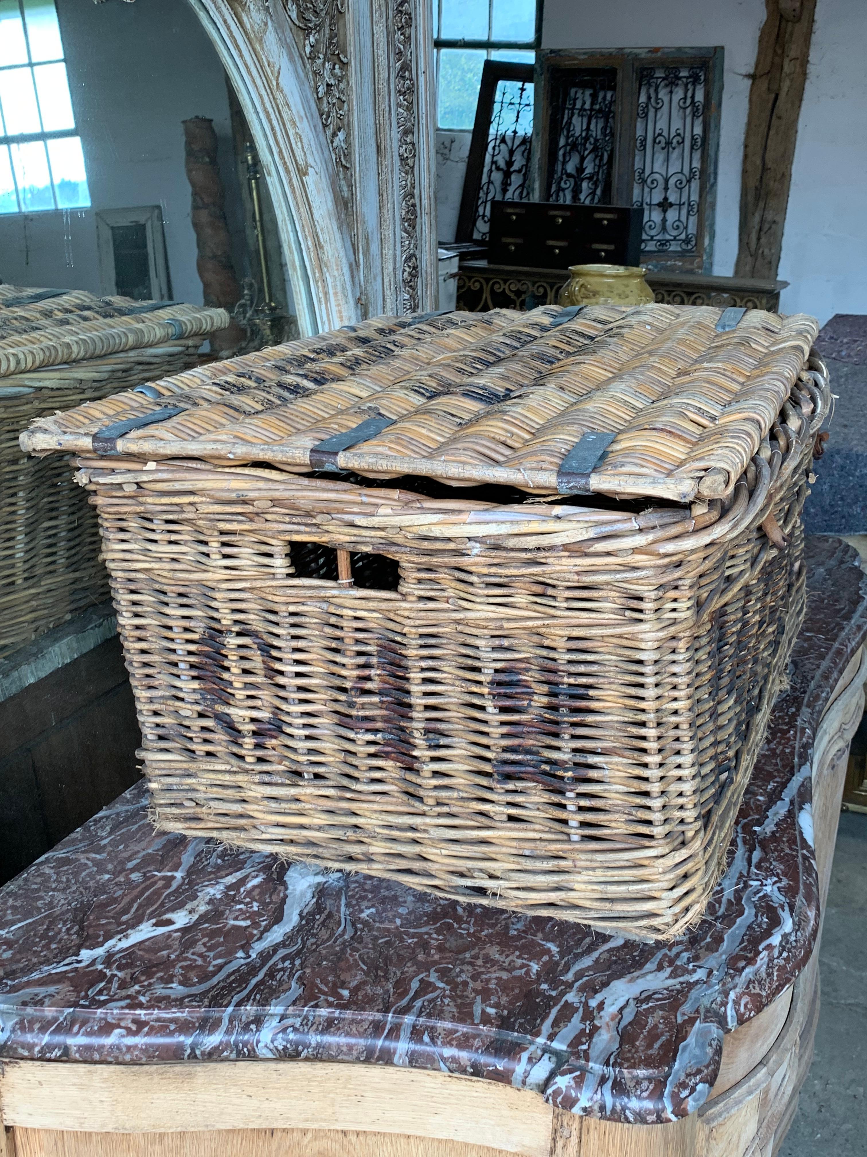 Early 20th Century Wicker Laundry Basket In Good Condition In Ongar, GB