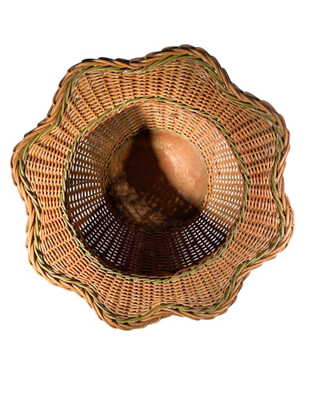 Korbweide-Pflanzgefäß / Übertopf des frühen 20. Jahrhunderts mit Originalfarbe im Zustand „Gut“ im Angebot in Nantucket, MA
