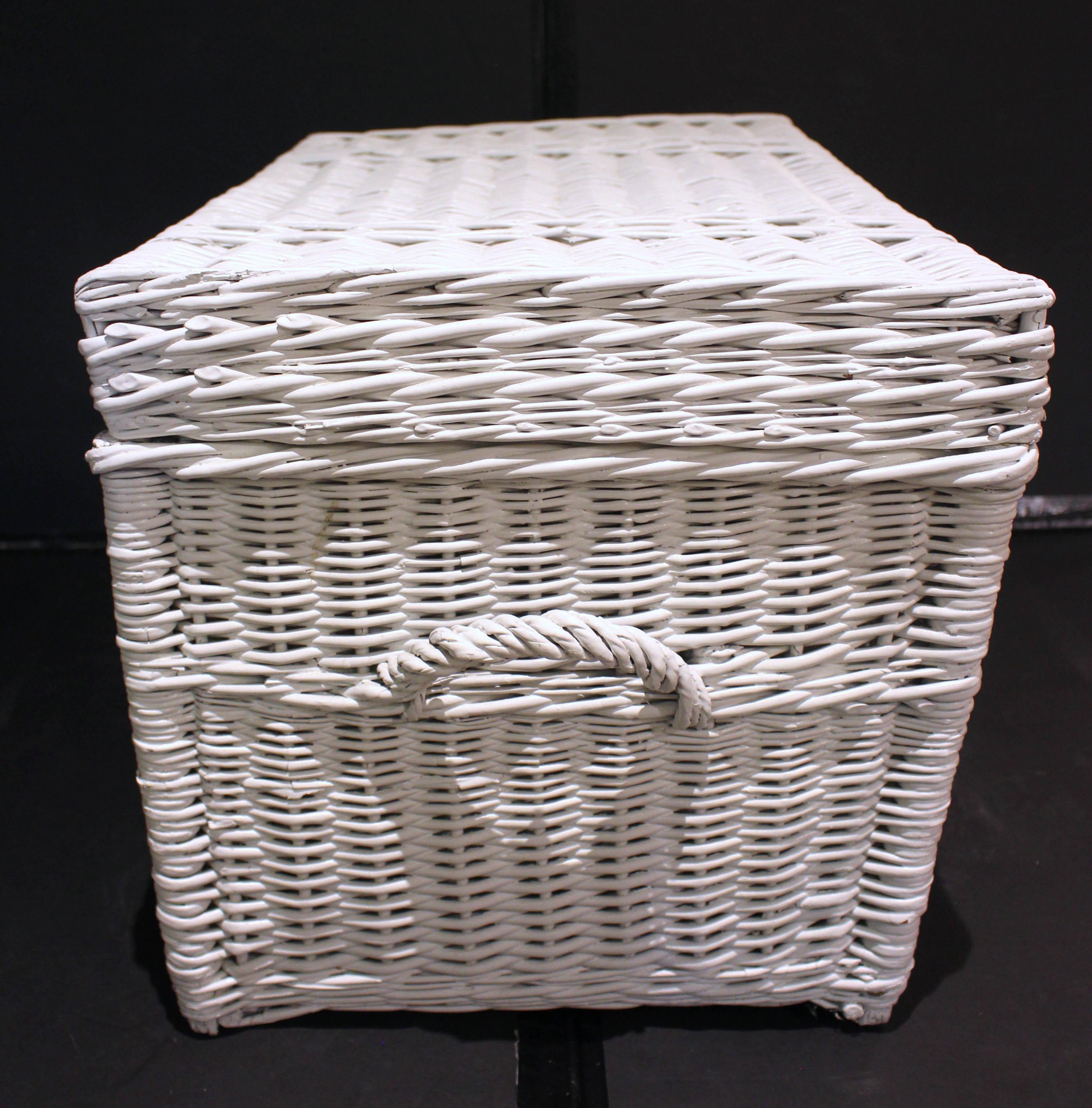 Early 20th Century Wicker Trunk or Hamper, New England In Good Condition For Sale In Chapel Hill, NC