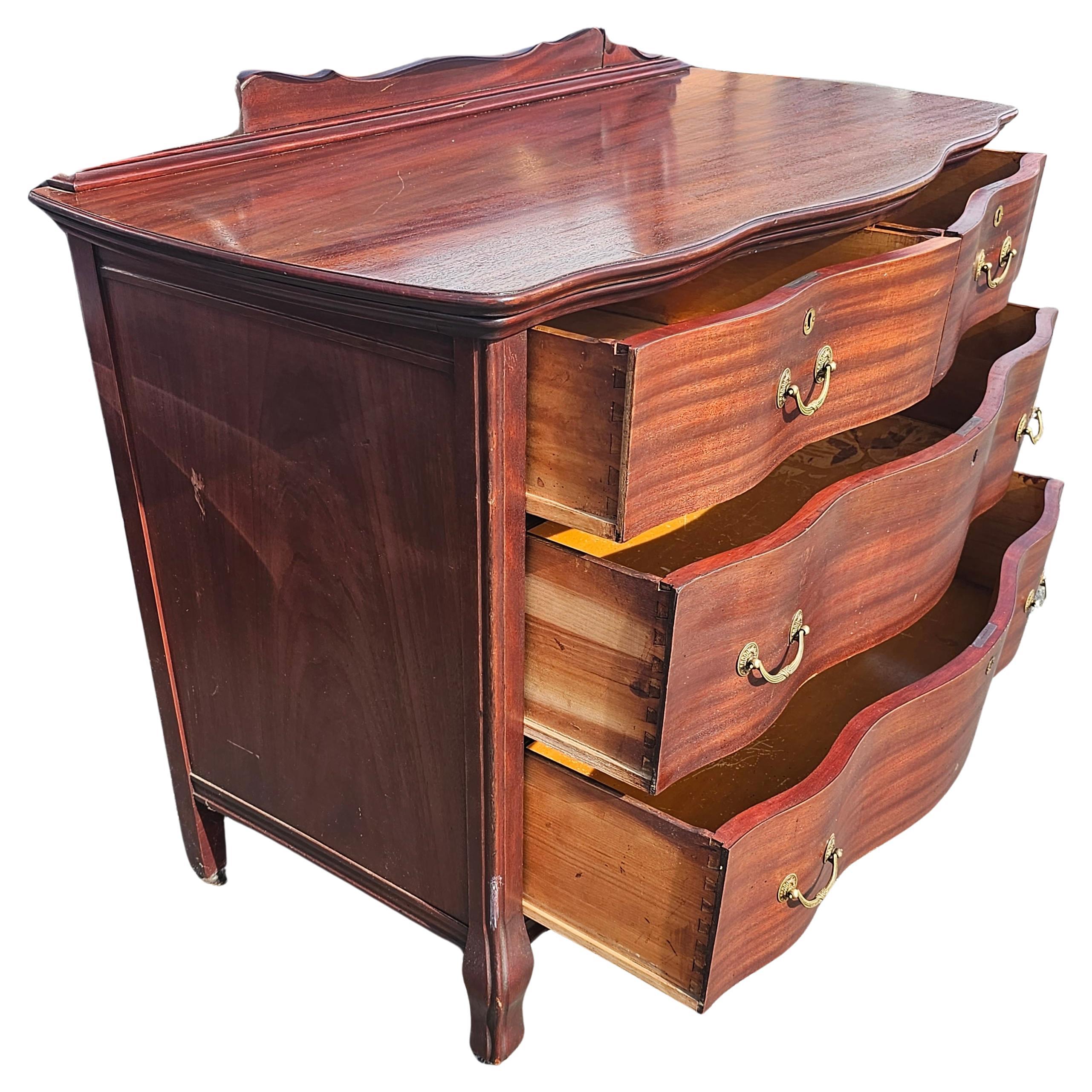 Early 20th Century Widdicomb Mahogany Serpentine Chest with Mirror on Wheels In Good Condition For Sale In Germantown, MD