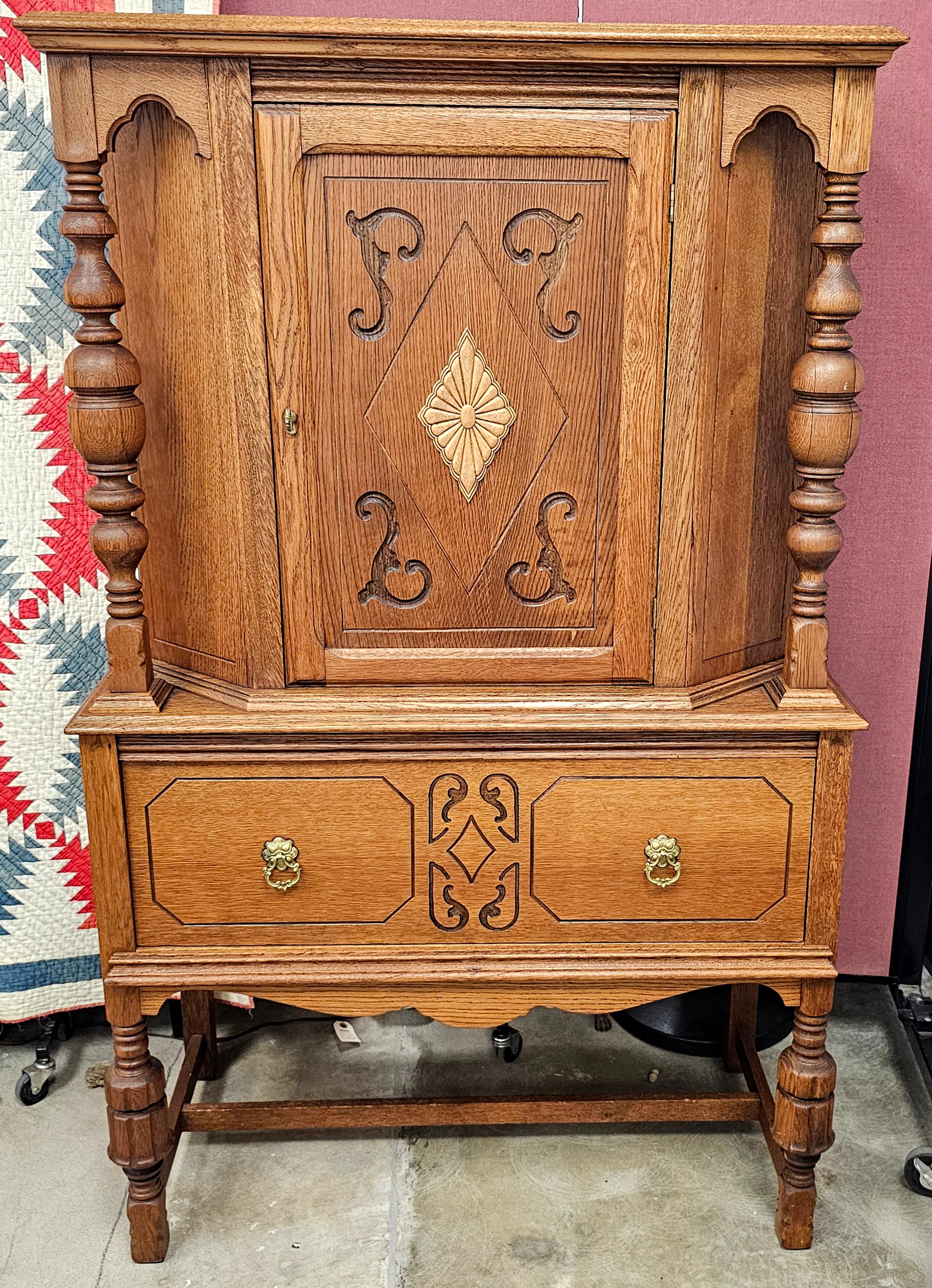 Early 20th Century William and Mary Style Carved and Stain Oak Cupboard For Sale 4