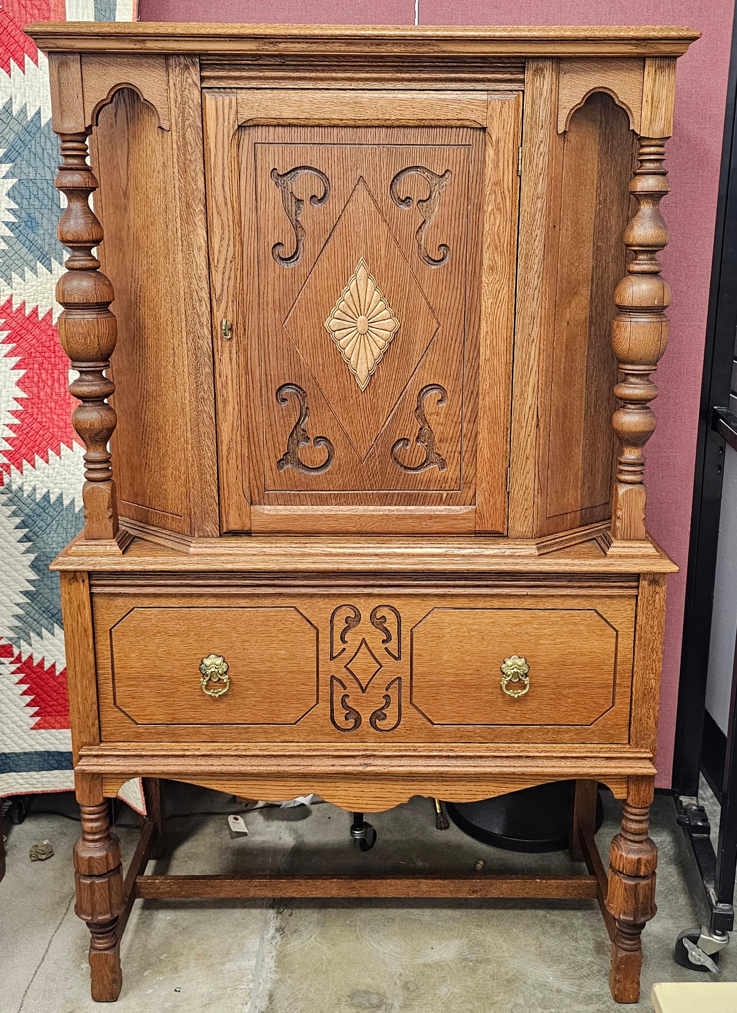 An Early 20th Century William and Mary Style Carved and Stain Oak Cupboard. Clean antique condition.
Size is 38