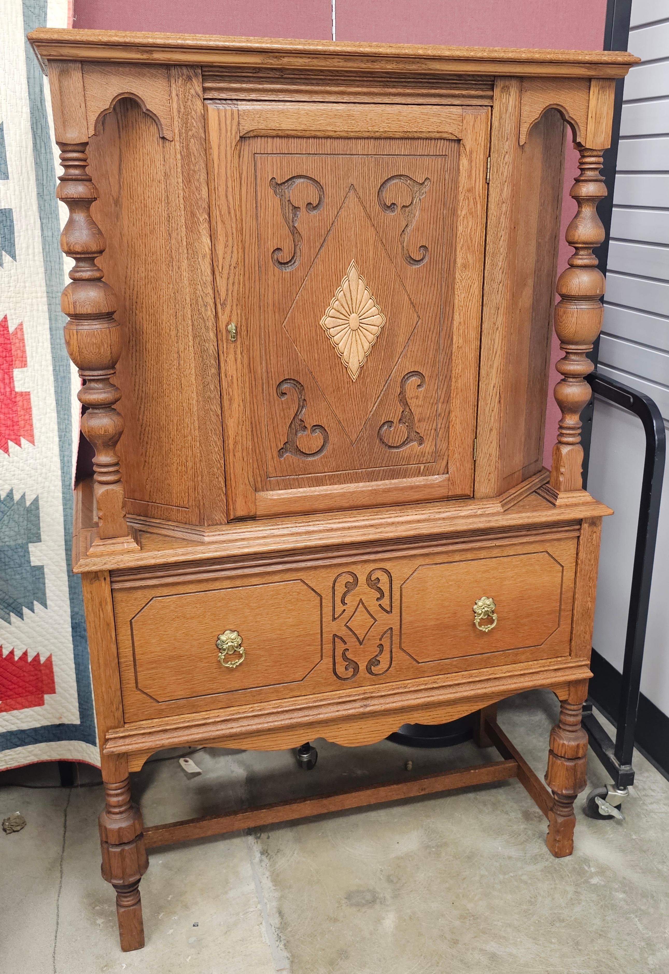 American Classical Early 20th Century William and Mary Style Carved and Stain Oak Cupboard For Sale