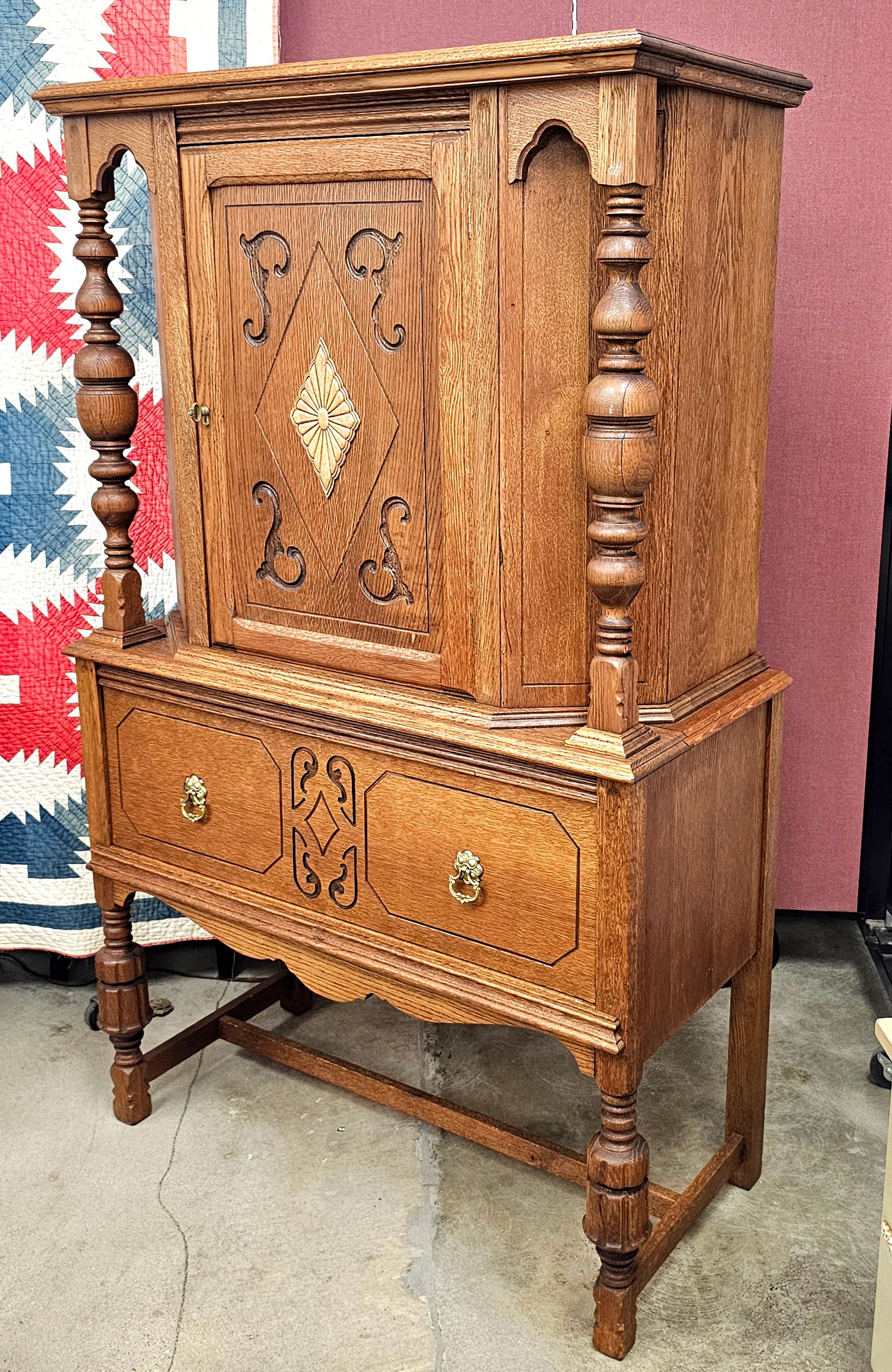 Early 20th Century William and Mary Style Carved and Stain Oak Cupboard For Sale 3